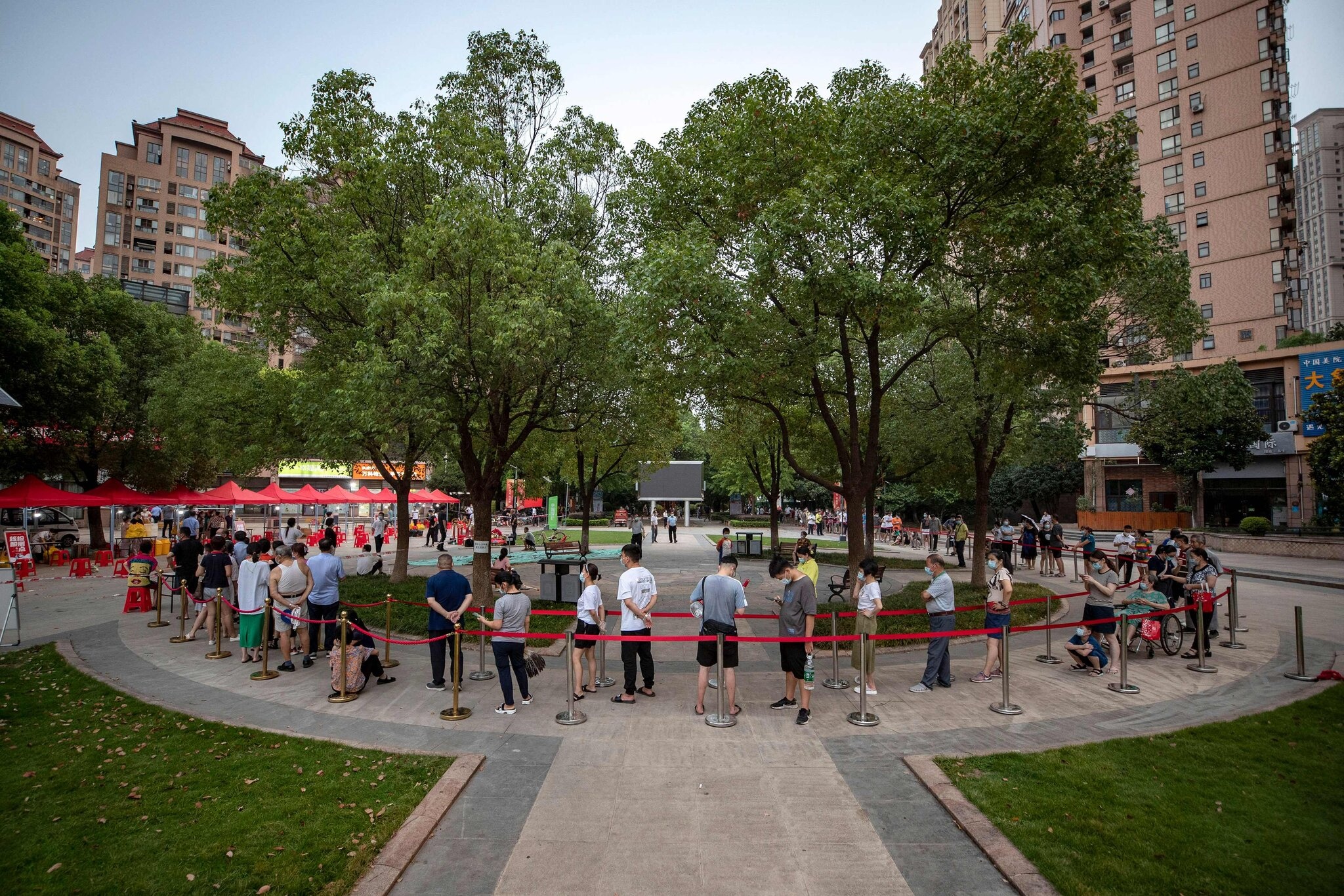 Phat hien ca mac Covid-19, Vu Han tuc toc xet nghiem hon 11 trieu dan hinh anh