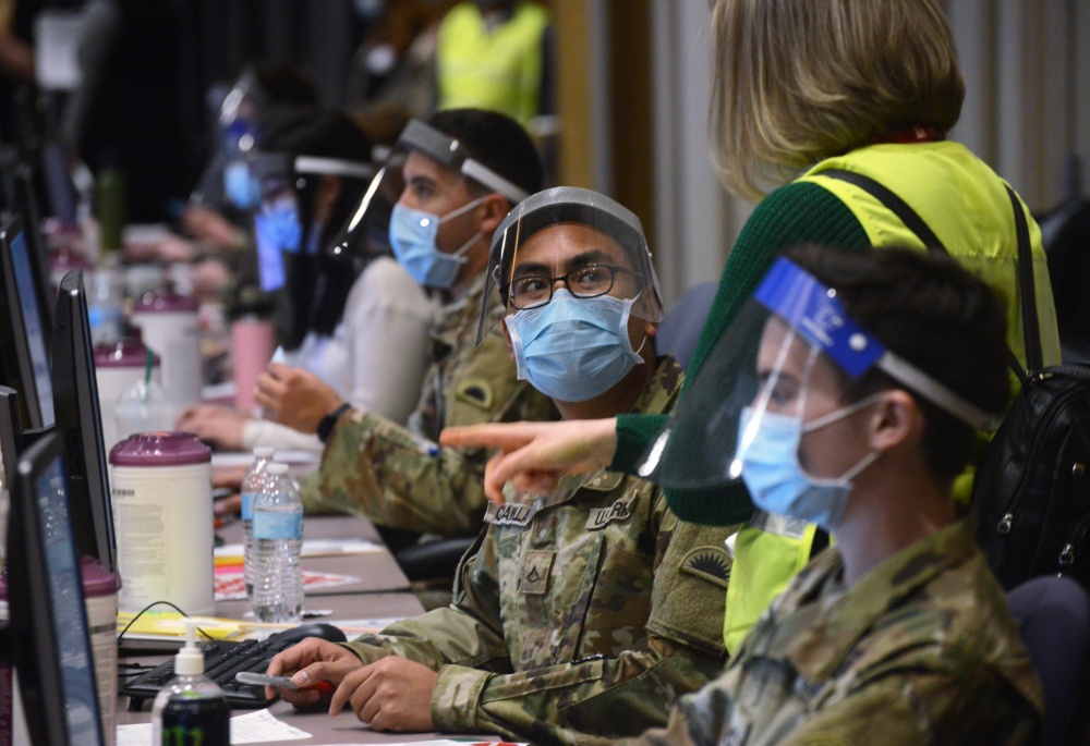 My trien khai quan doi de chong dich anh 1