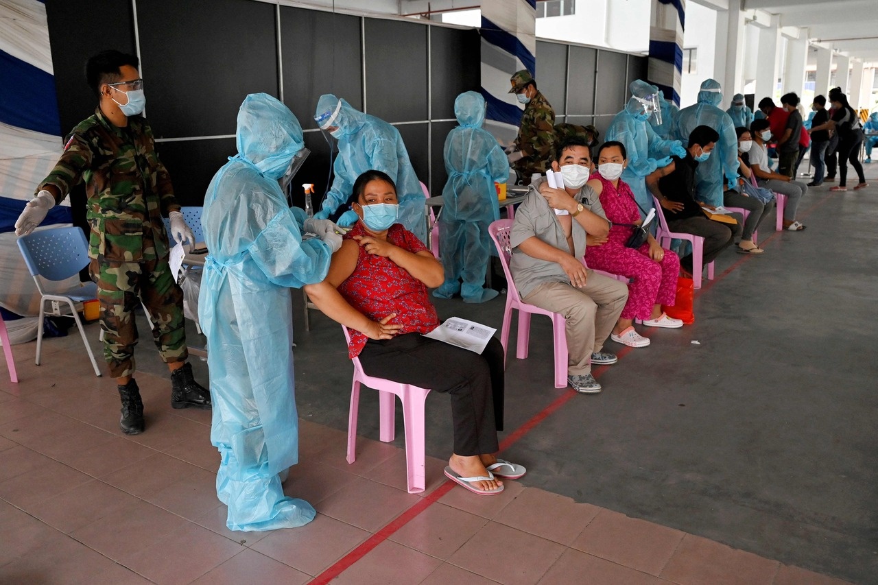 Campuchia da tiem chung Covid-19 cho hon 95% dan so truong thanh hinh anh