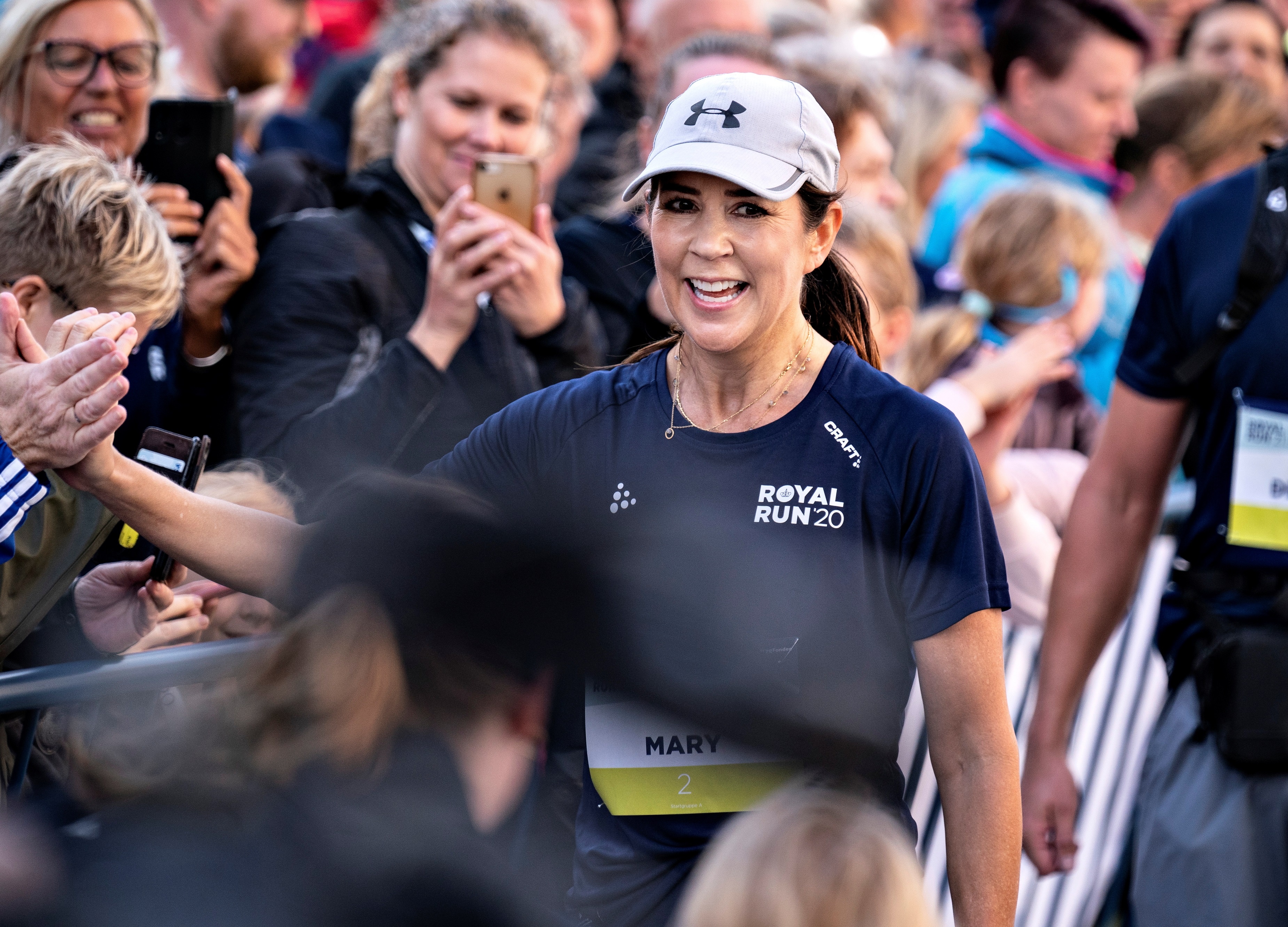 Cuoc song soi dong tro lai o quoc gia tuyen bo thoat khoi Covid-19 hinh anh