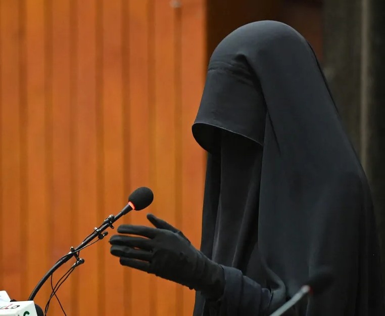 Hinh anh gay chu y ve phu nu Afghanistan phai bit kin mat di hoc hinh anh