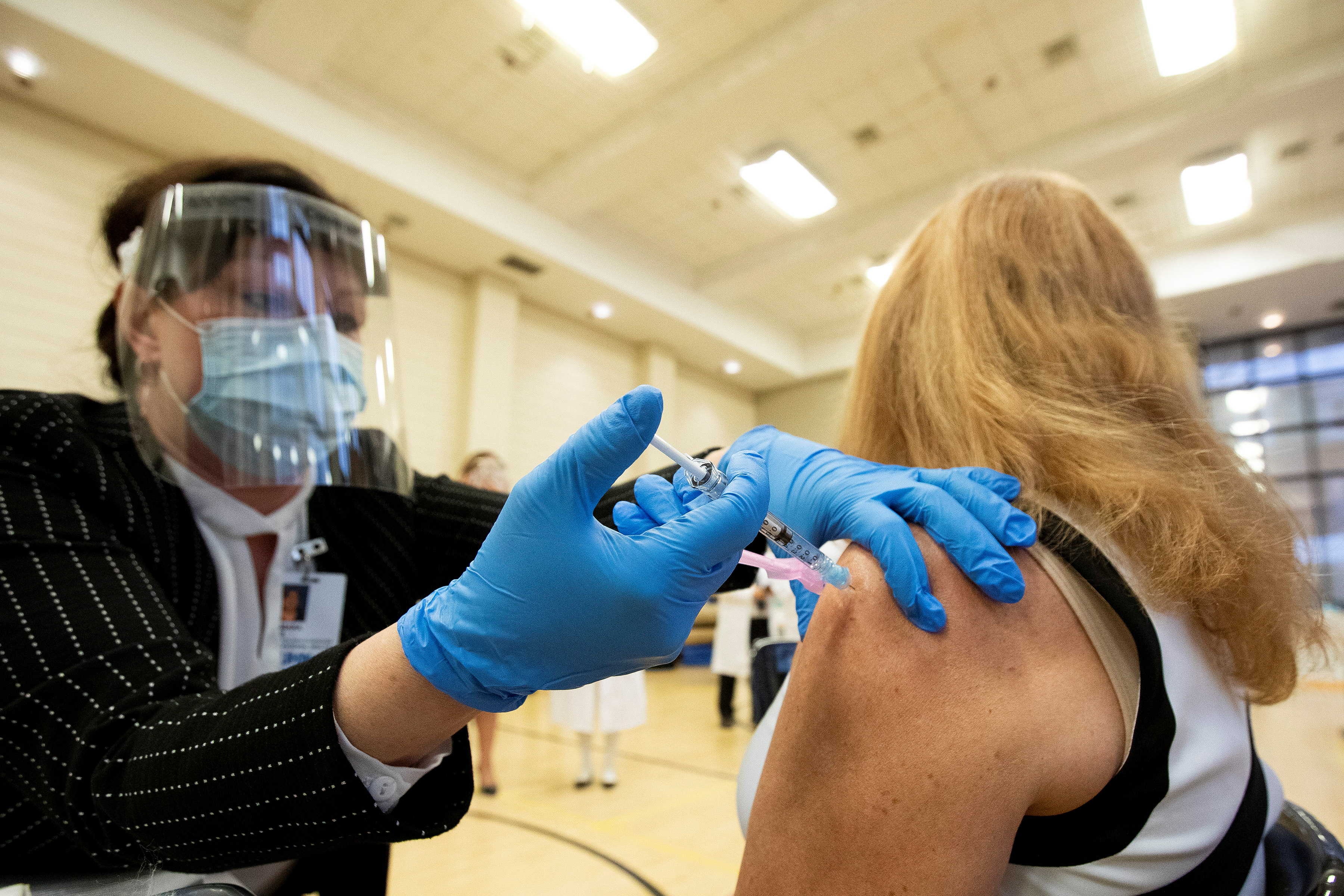 Canada phe duyet hoan toan vaccine Pfizer, Moderna hinh anh