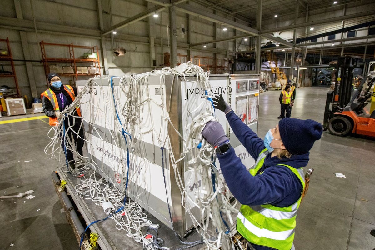 Canada ngung nhap vaccine Covid-19 vi du thua hinh anh