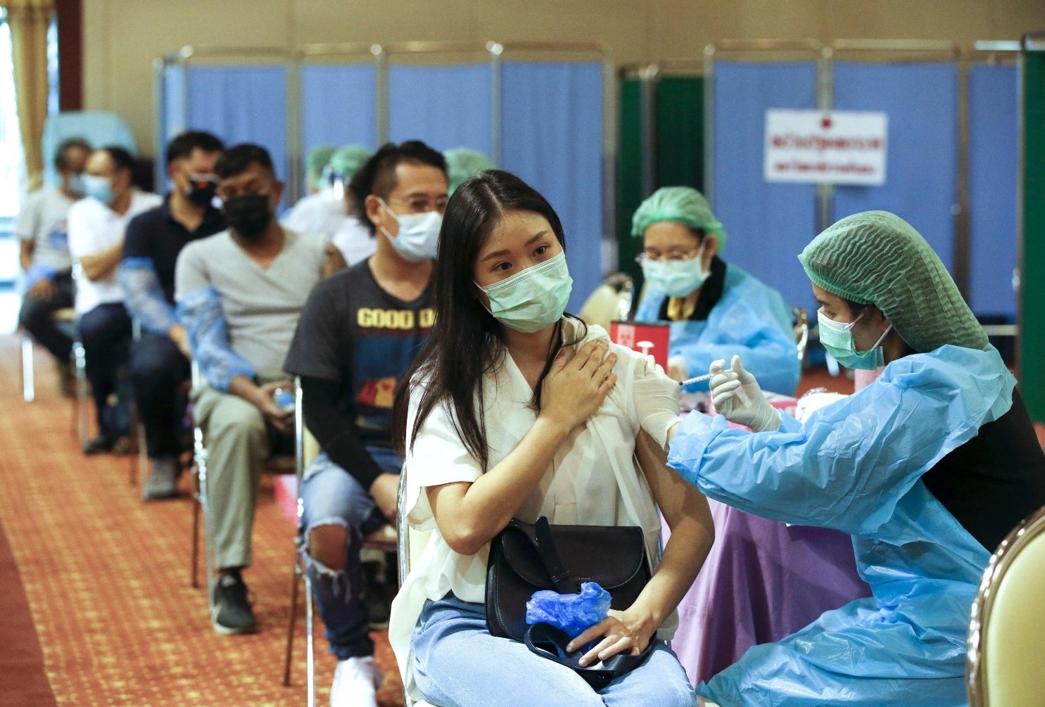 Chau A vuon len trong cuoc dua tiem ngua Covid-19 hinh anh