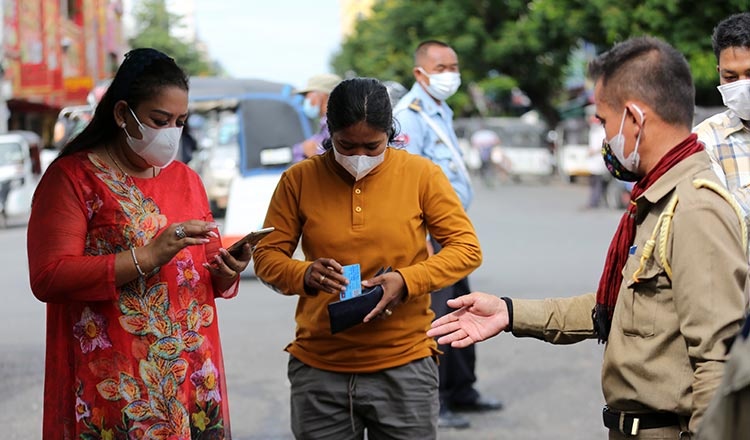 Phnom Penh cam tat ca nguoi chua tiem vaccine den dia diem cong cong hinh anh