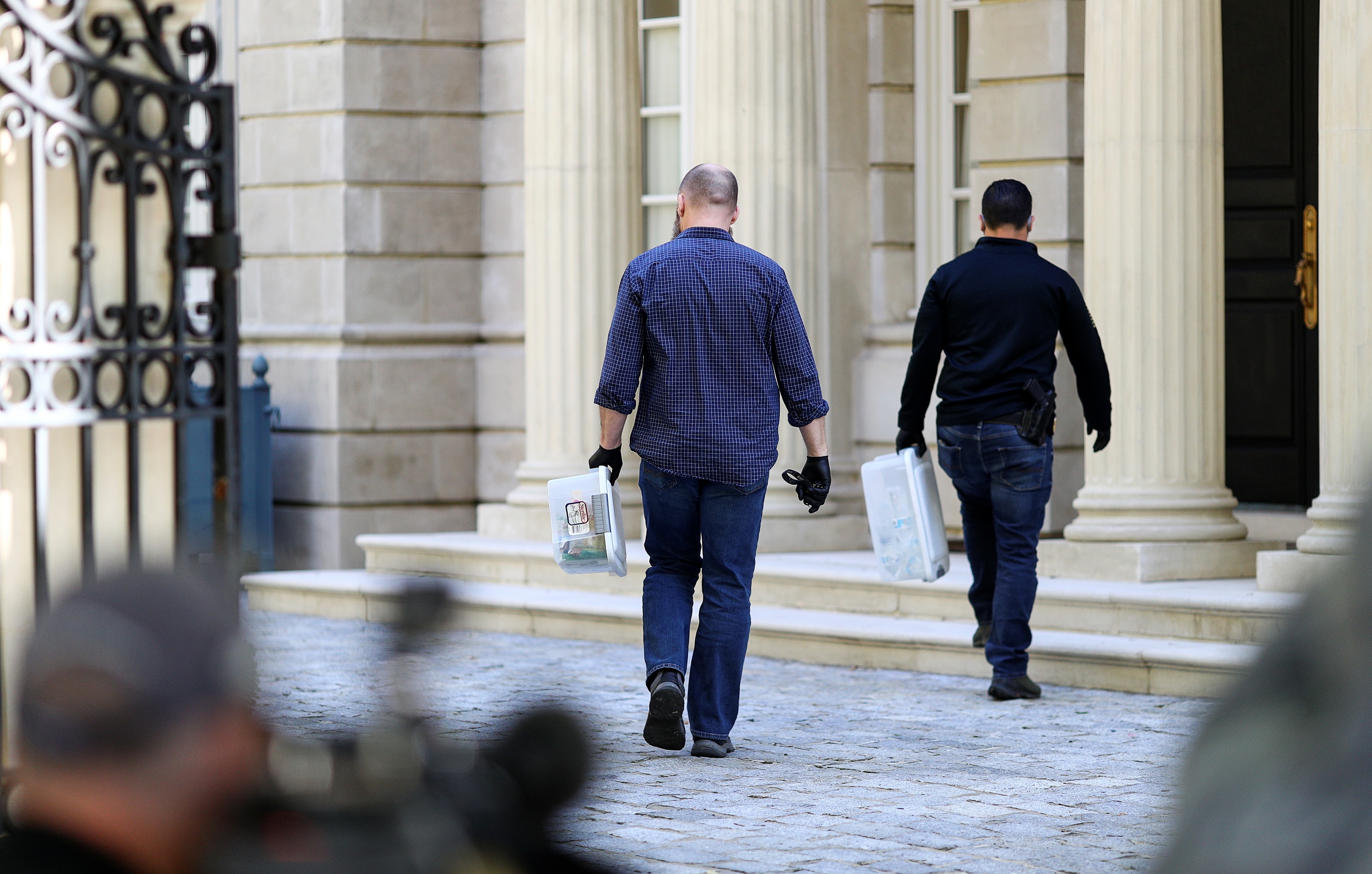 FBI xet nha lien quan den ty phu Nga anh 8