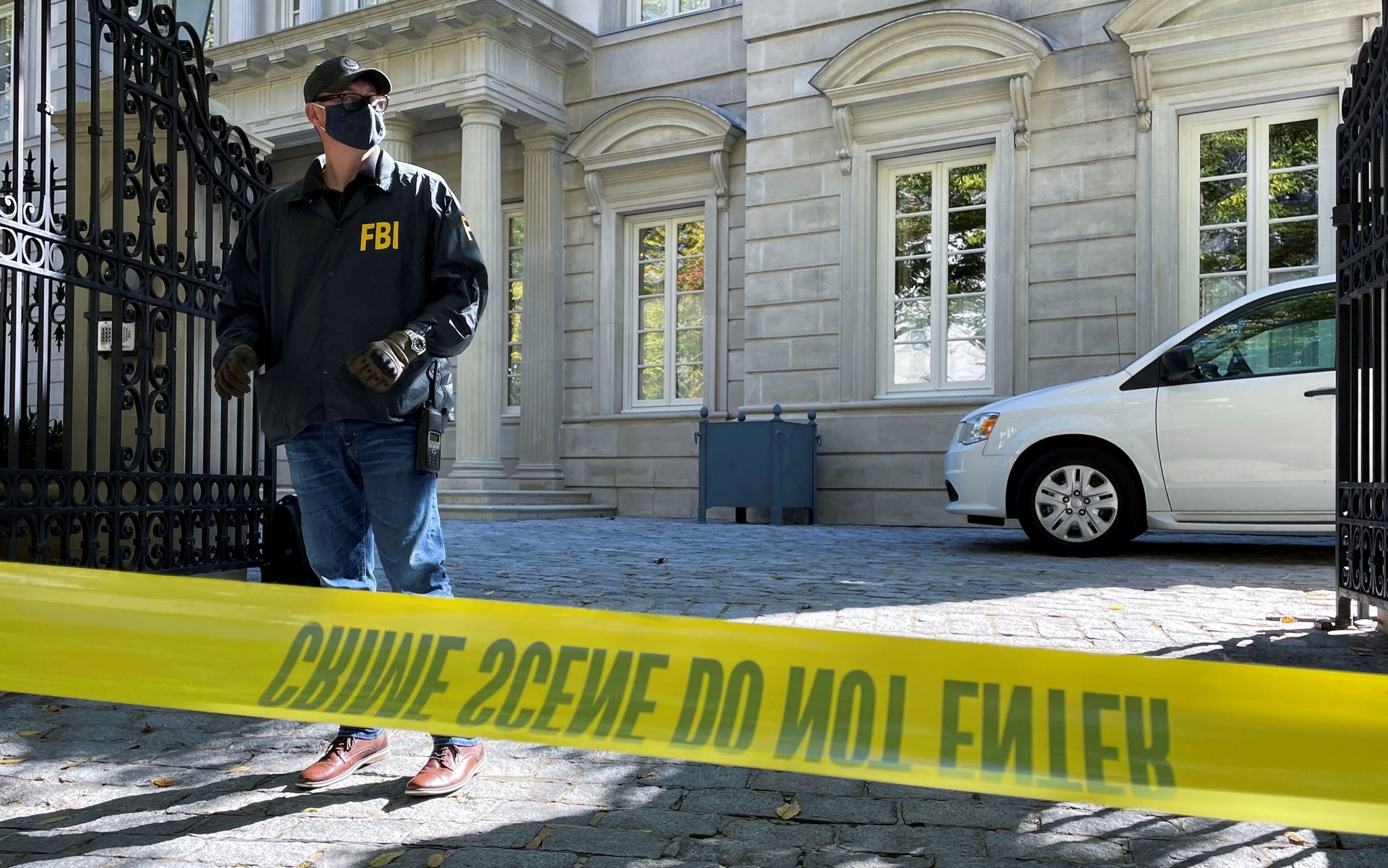 FBI xet nha lien quan den ty phu Nga anh 6