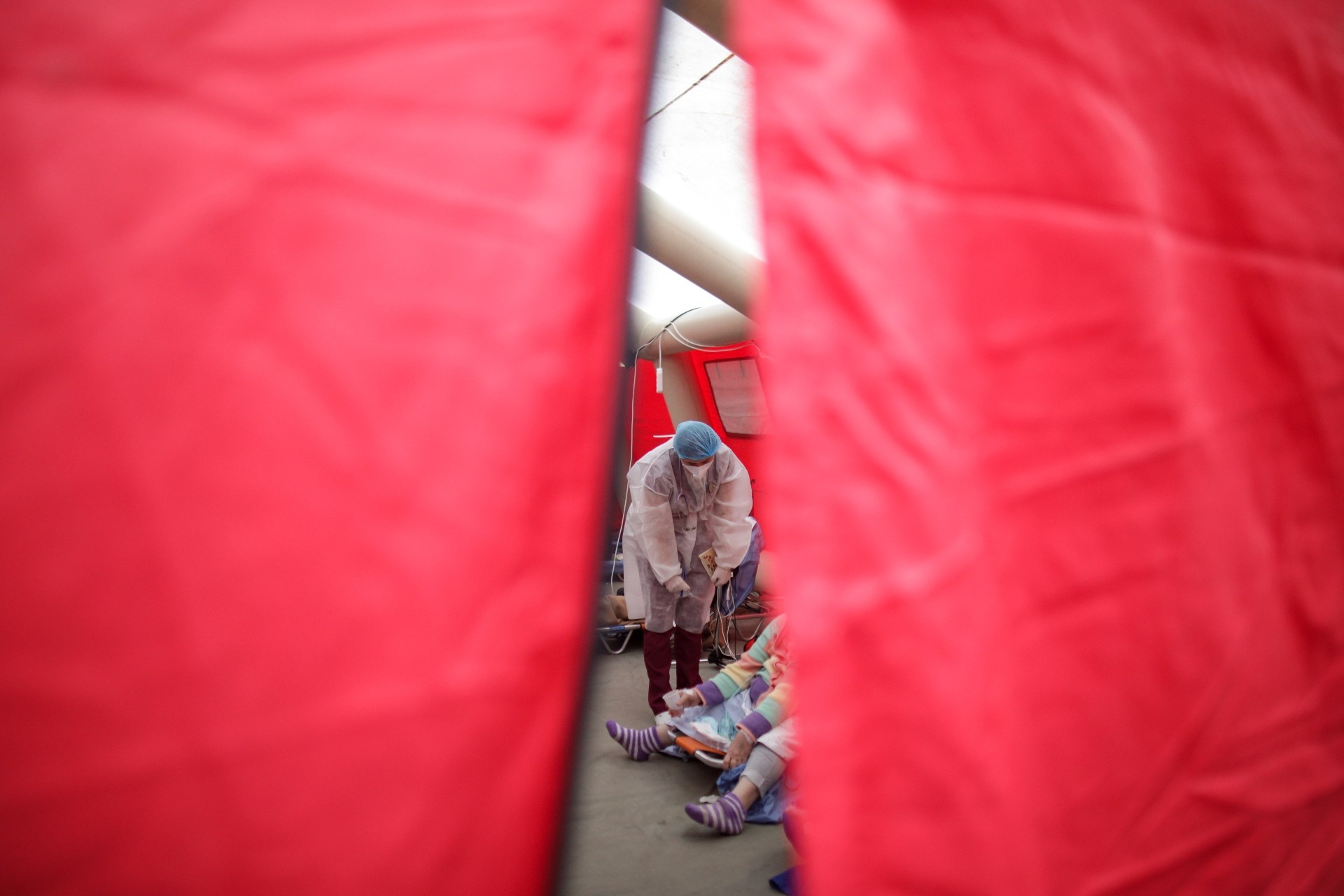 Ben trong ‘mat bao’ lan song Covid-19 moi o chau Au hinh anh