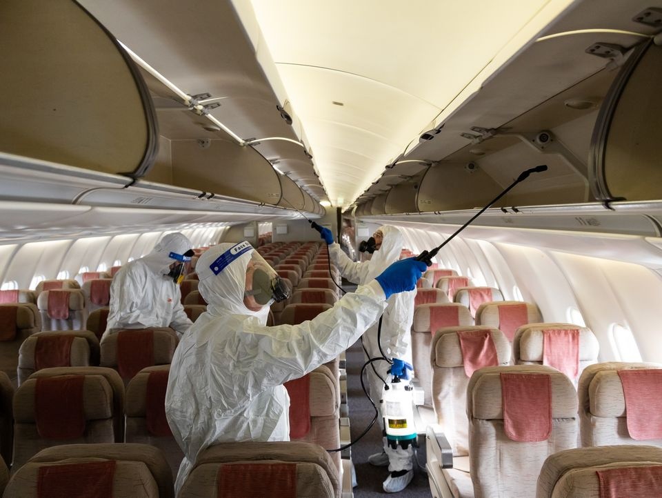 Nguy co lay nhiem Covid-19 tren may bay cao gap 2-3 lan do Omicron hinh anh