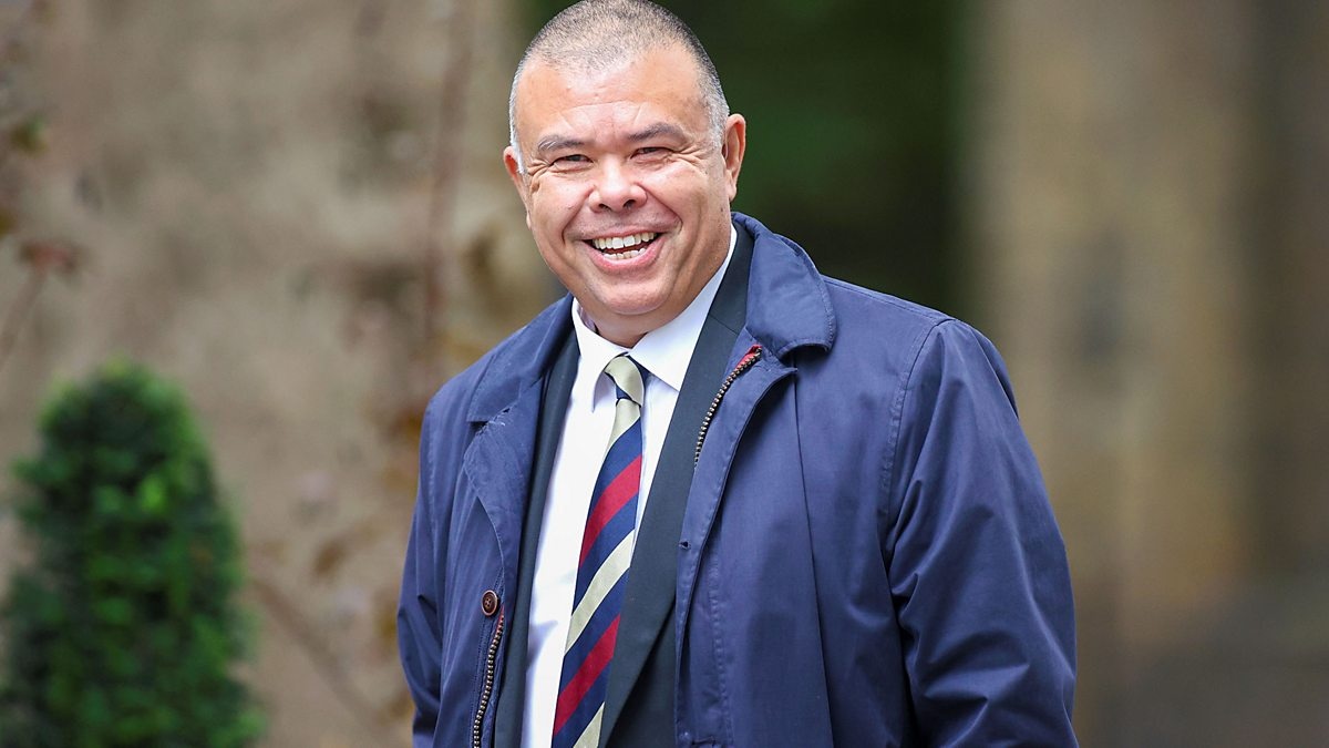 Giao su goc Viet duoc Nu hoang Anh phong tuoc hiep si hinh anh