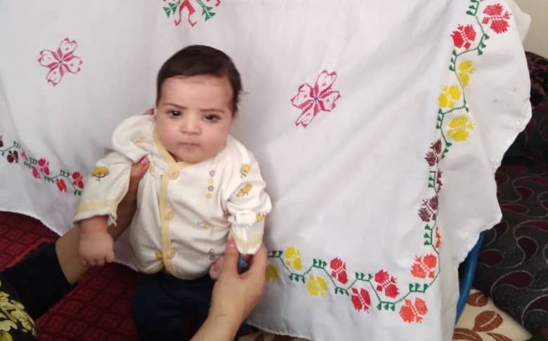 em be mat tich o san bay Kabul anh 1