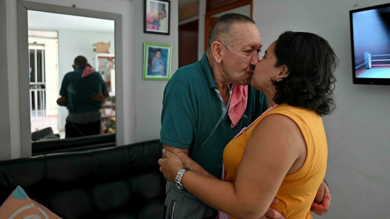 Nguoi dau tien o My Latin tro tu cong khai du khong mac benh nan y hinh anh