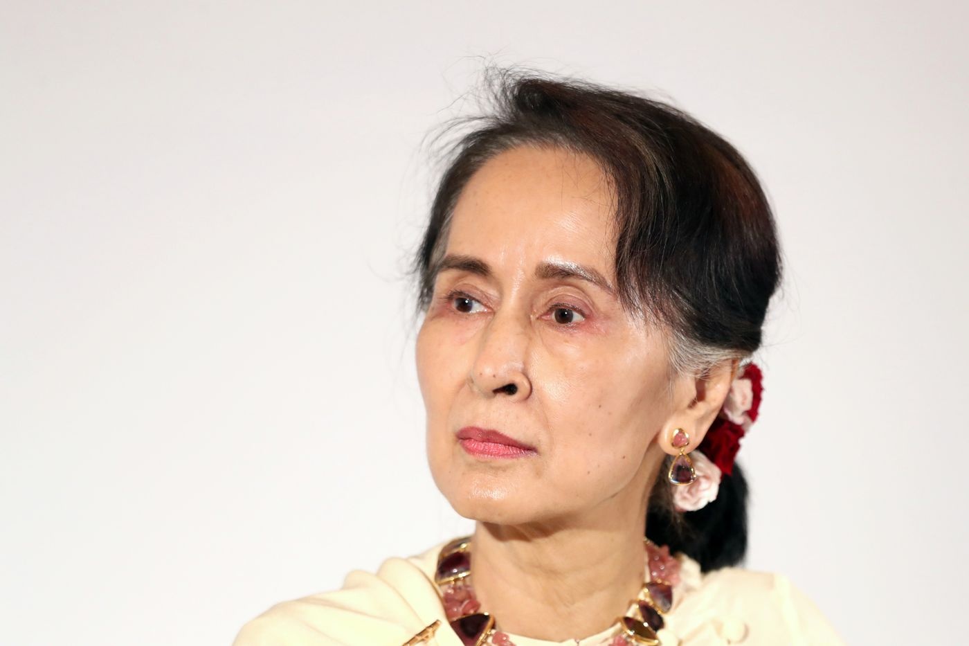 Ba Aung San Suu Kyi lanh them an tu hinh anh