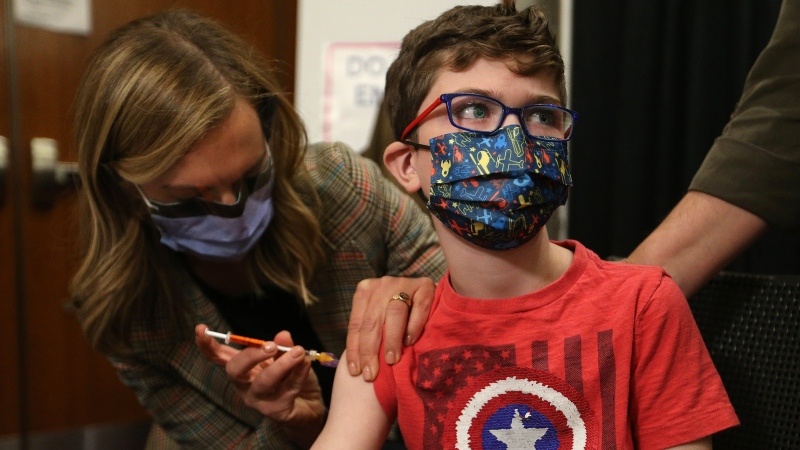 WHO: Tre em khoe manh chua can tiem ngua Covid-19 mui 3 hinh anh