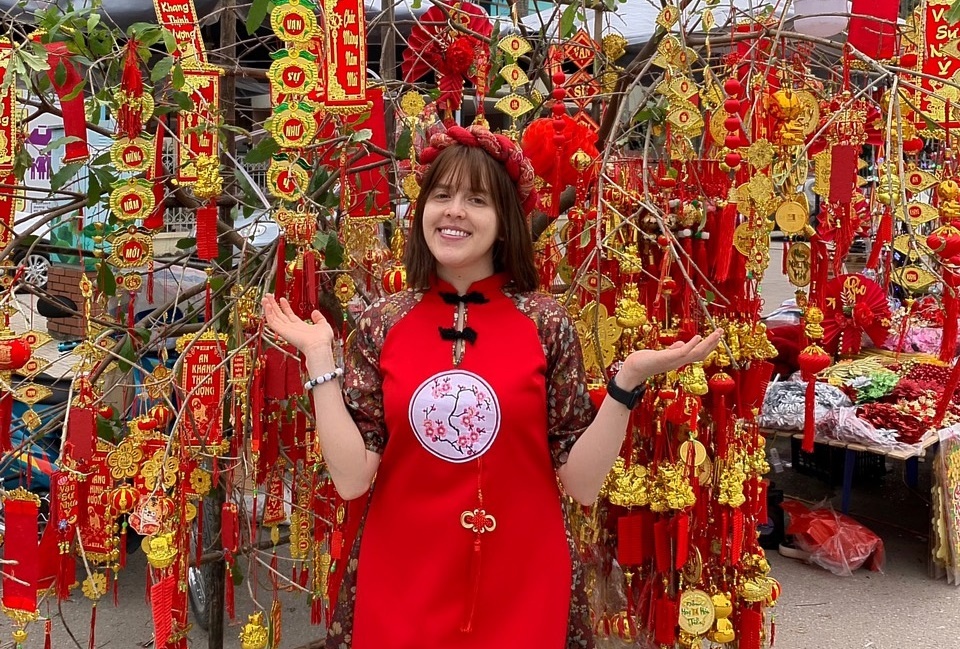 Nguoi nuoc ngoai mac ao dai du xuan hinh anh