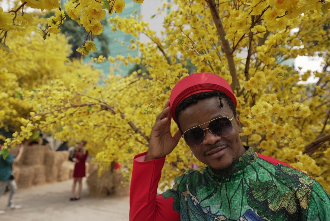 nguoi nuoc ngoai mac ao dai du xuan anh 8