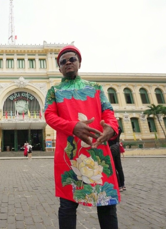 nguoi nuoc ngoai mac ao dai du xuan anh 9