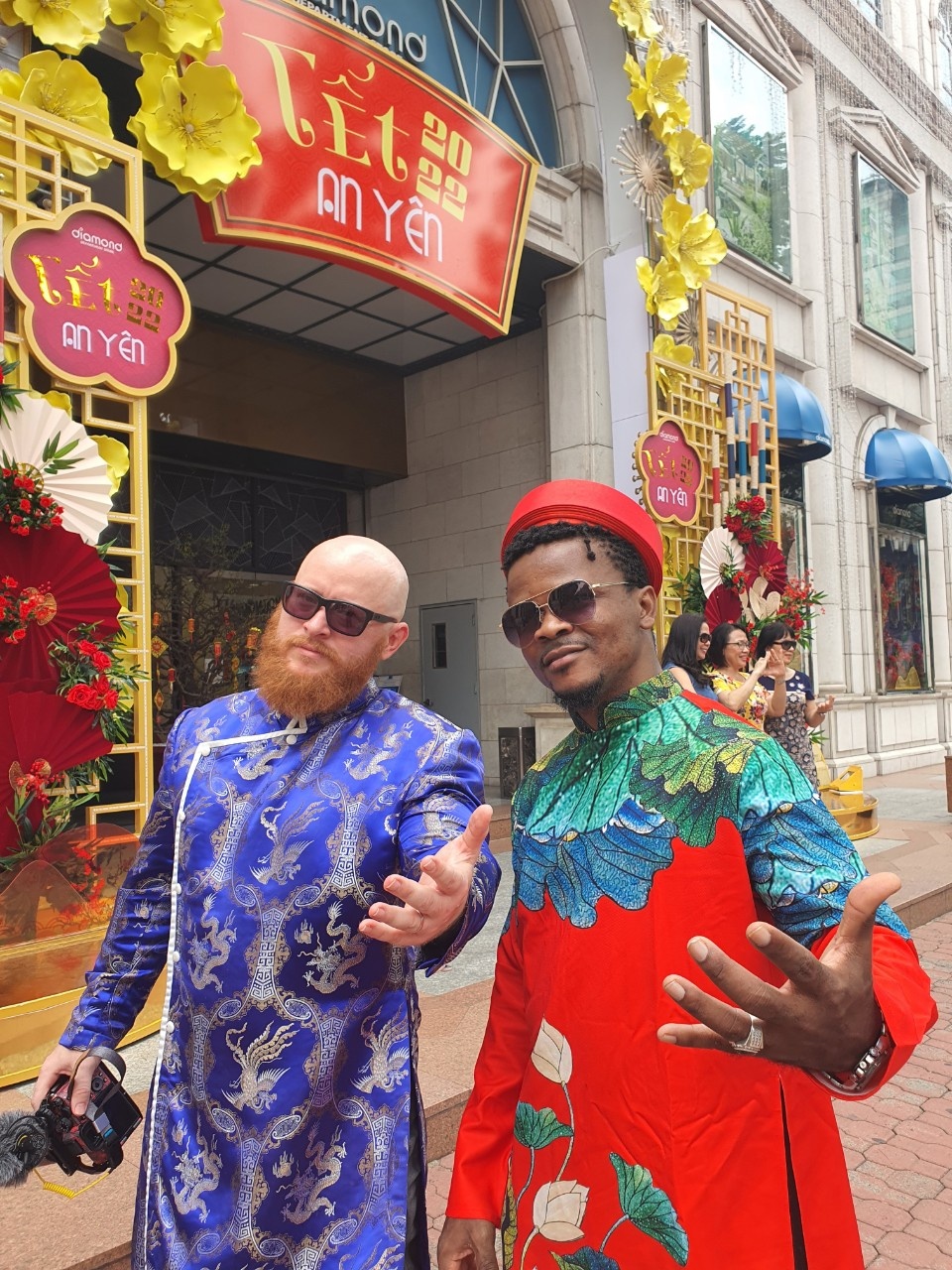 nguoi nuoc ngoai mac ao dai du xuan anh 14