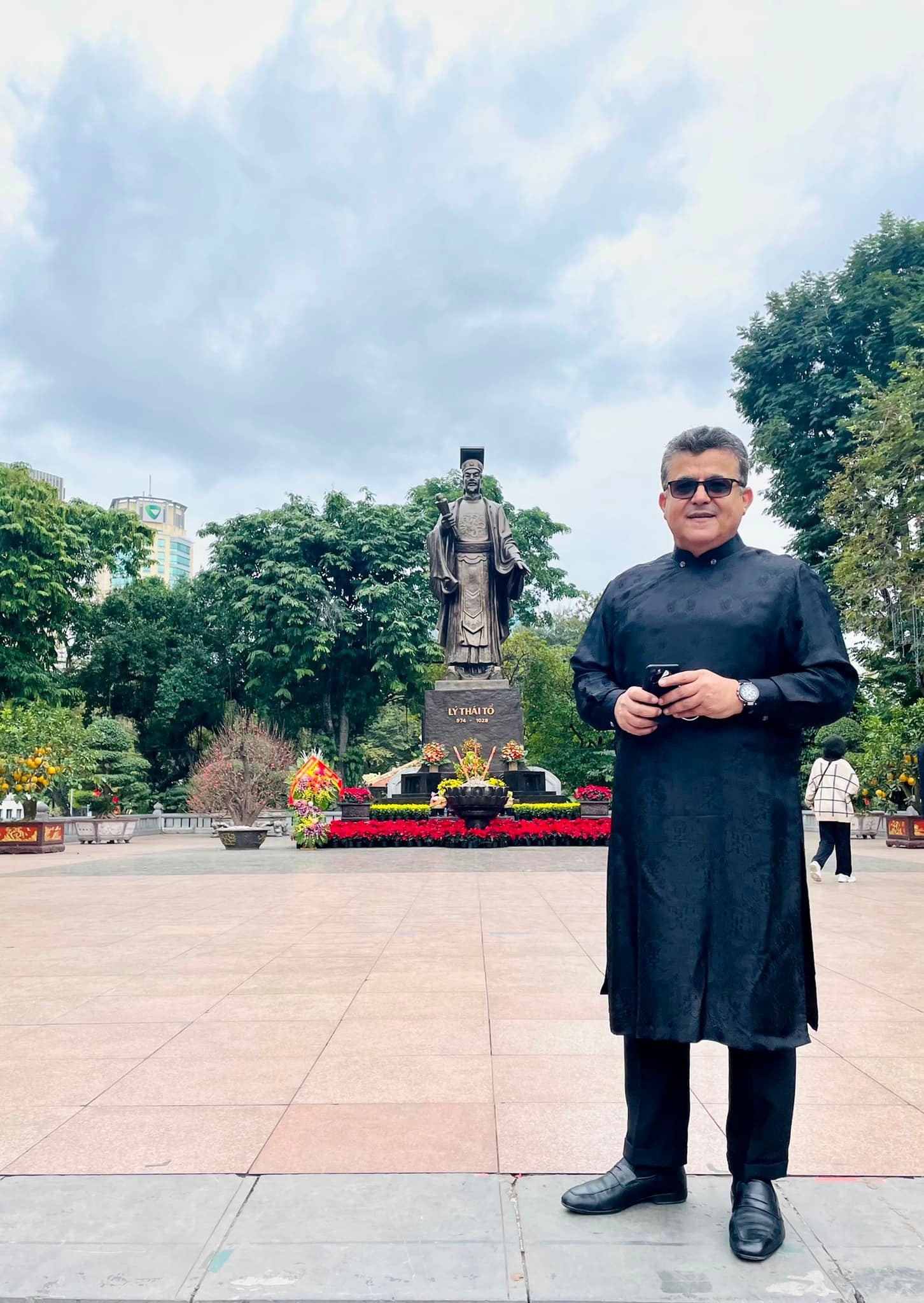 nguoi nuoc ngoai mac ao dai du xuan anh 3