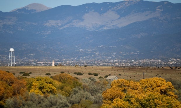 Trom vao nha ngu mot giac, an uong va tam rua hinh anh