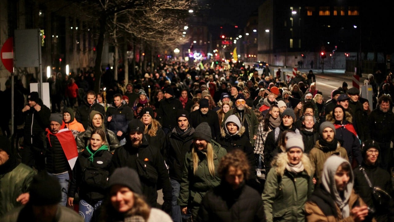Nuoc EU dau tien tro lai cuoc song khong khau trang hinh anh