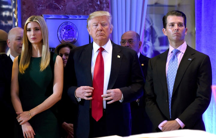 Cha con ong Trump phai tra loi chat van ve gian lan tai chinh hinh anh