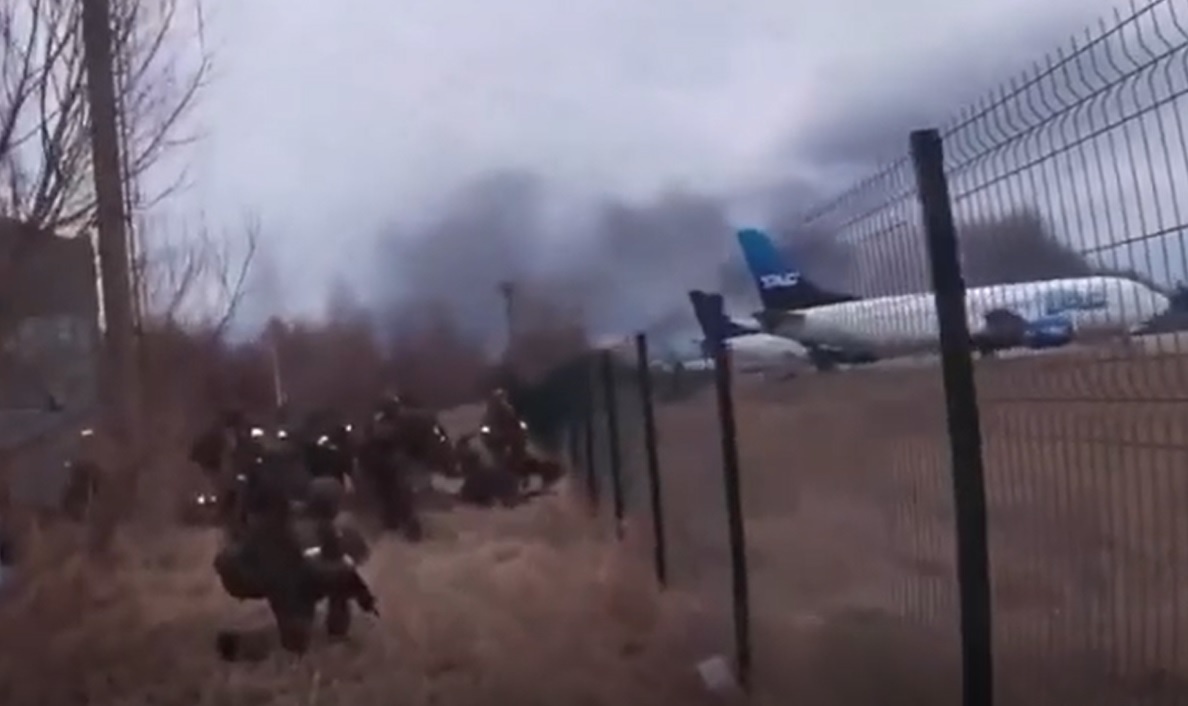 Nga tung video binh si do bo san bay gan Kyiv hinh anh