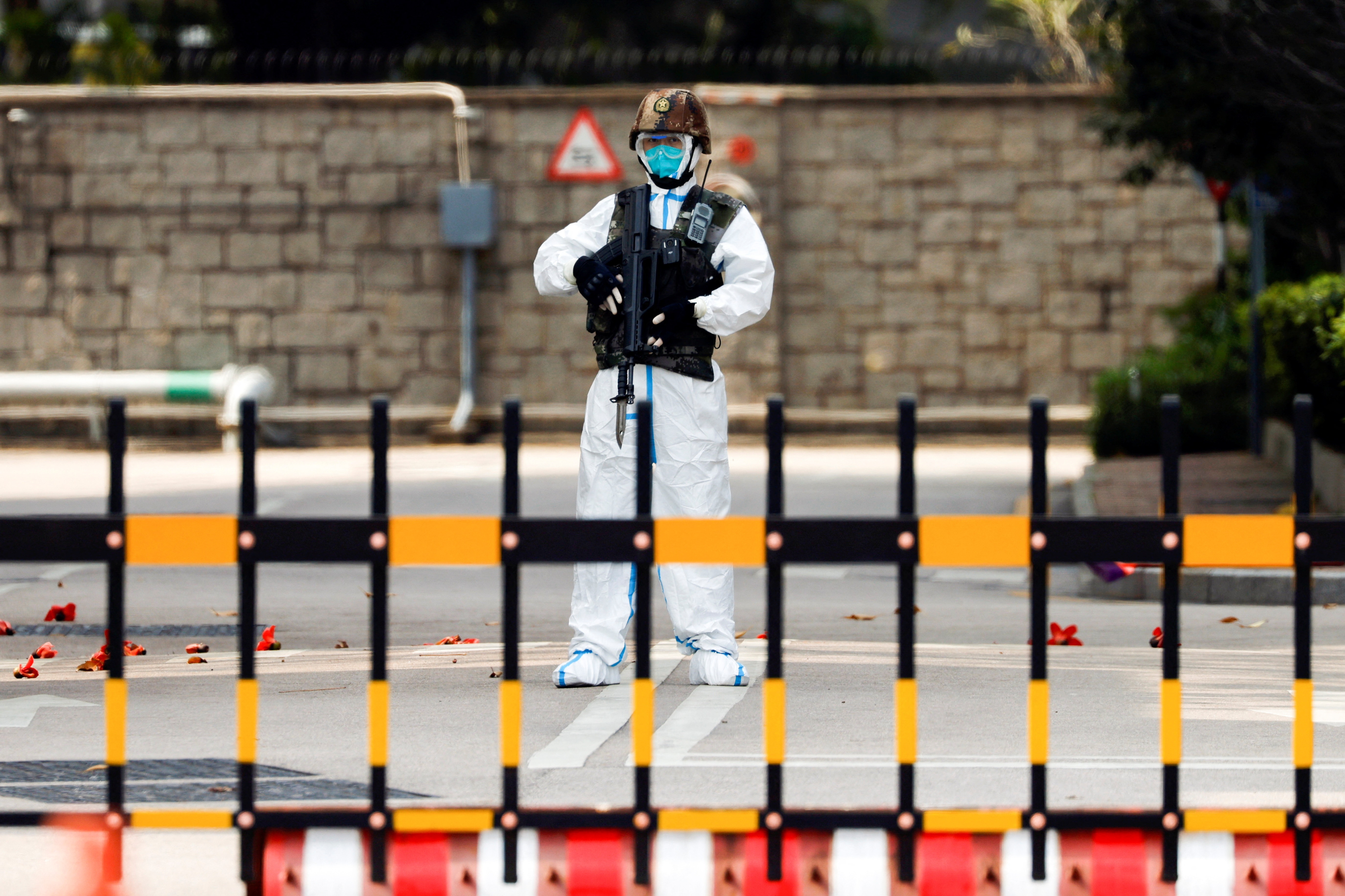 Trung Quoc phong toa 13 thanh pho hinh anh