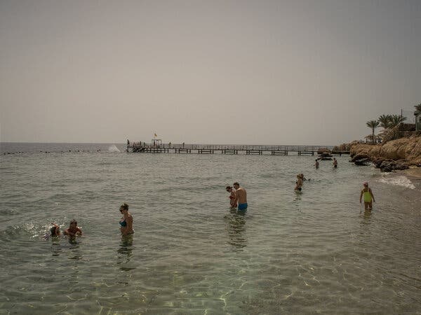 The kho cua du khach Nga va Ukraine cung mac ket ben bo Bien Do hinh anh