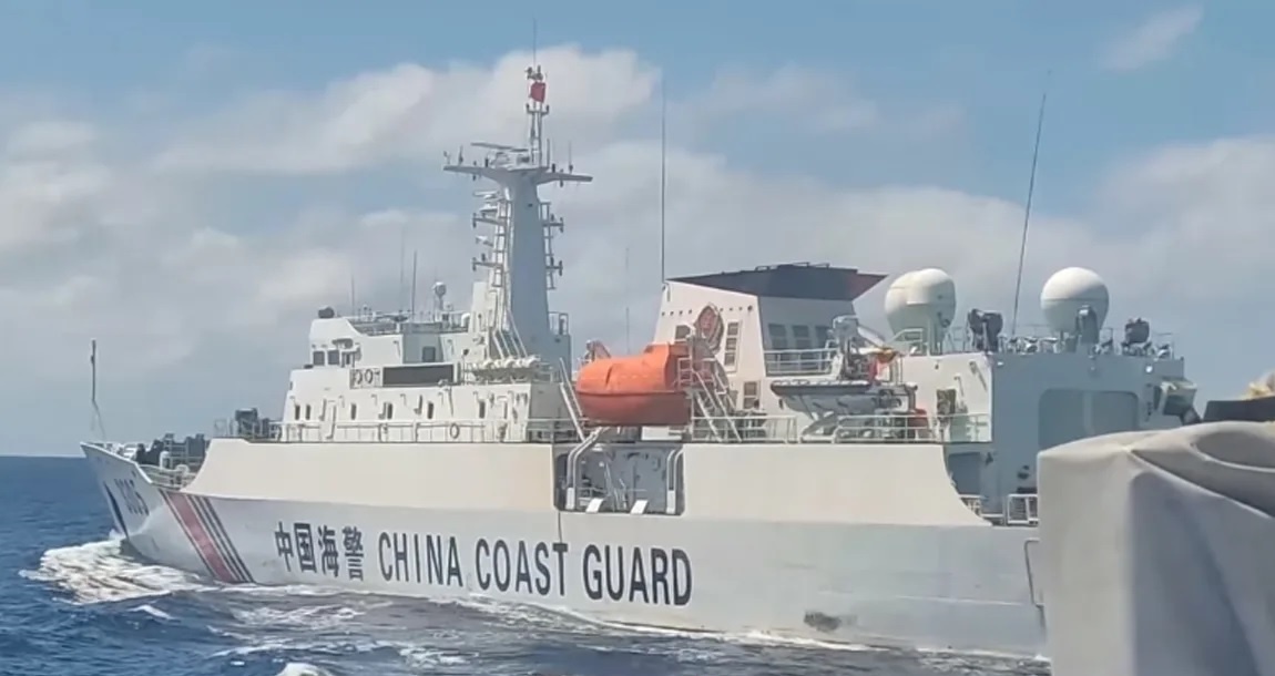 Hai canh Trung Quoc bi to quay roi tau tuan tra Philippines hinh anh