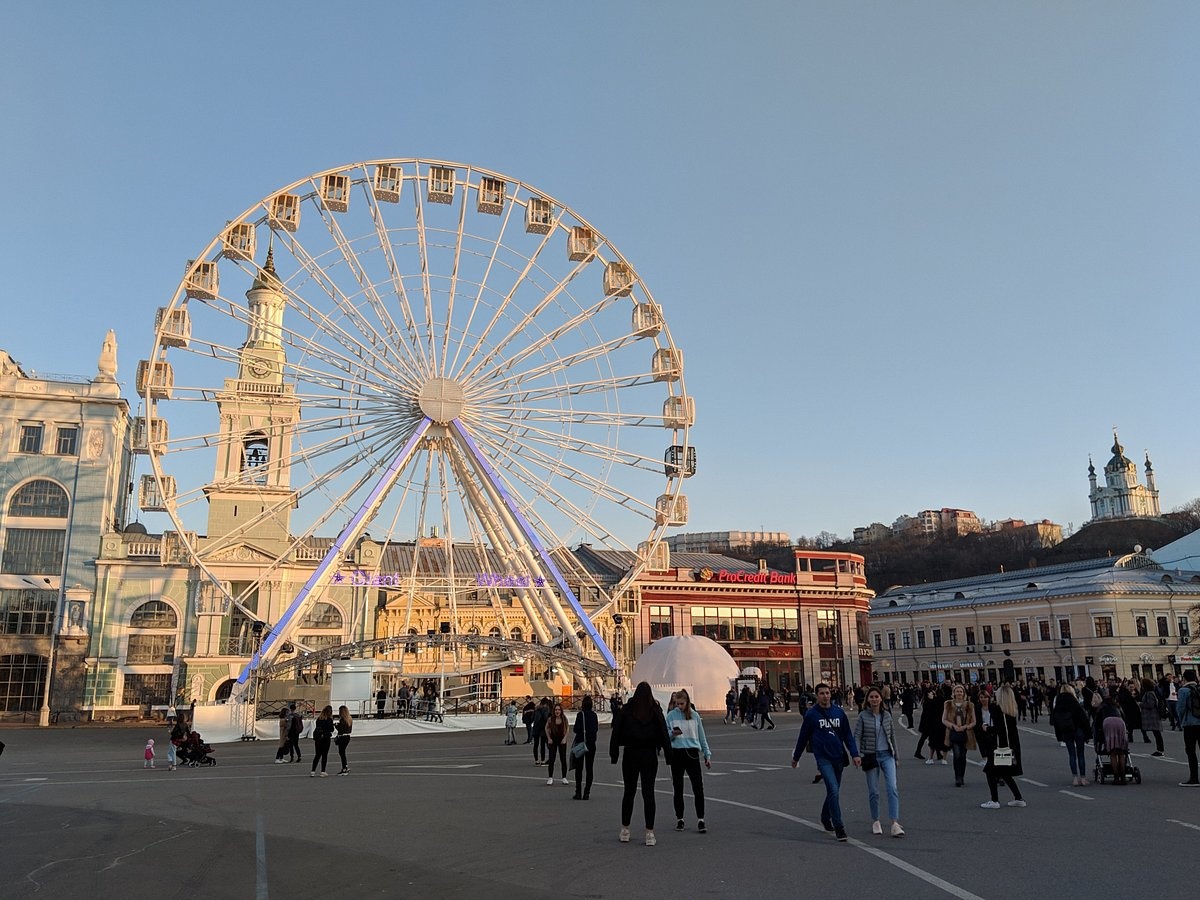 Ben ngoai o cua so tren vong du quay o thu do Ukraine hinh anh