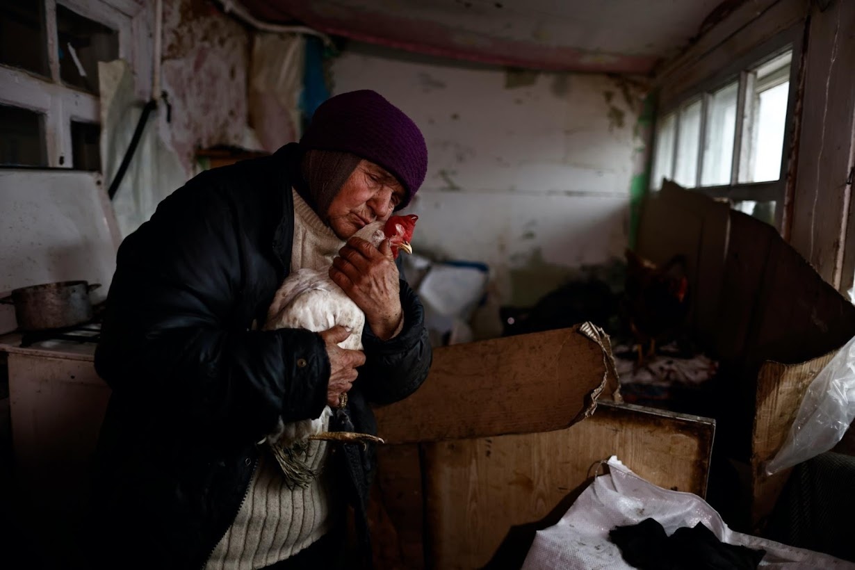 Ba lao Ukraine song cung dan ga o thi tran tung bi Nga chiem hinh anh