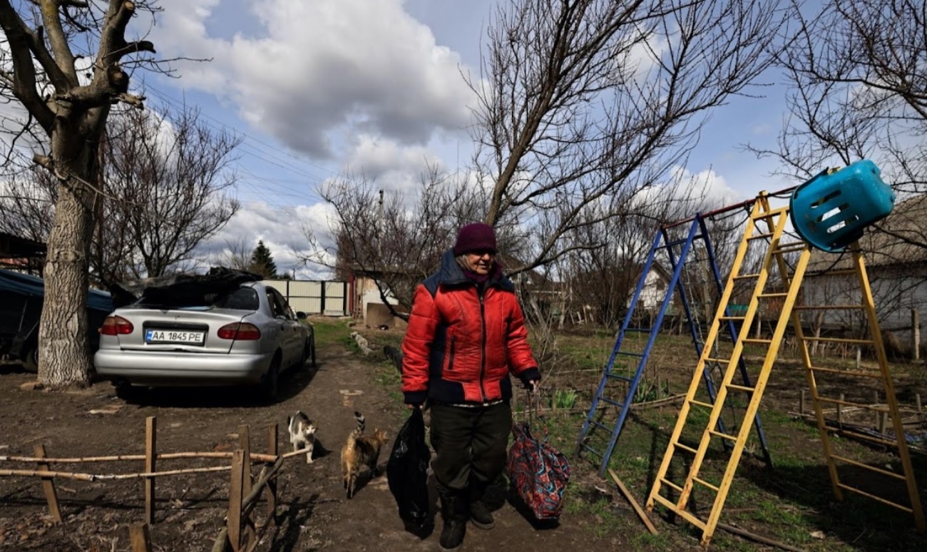 Ba lao Ukraine song sot voi dan ga anh 12