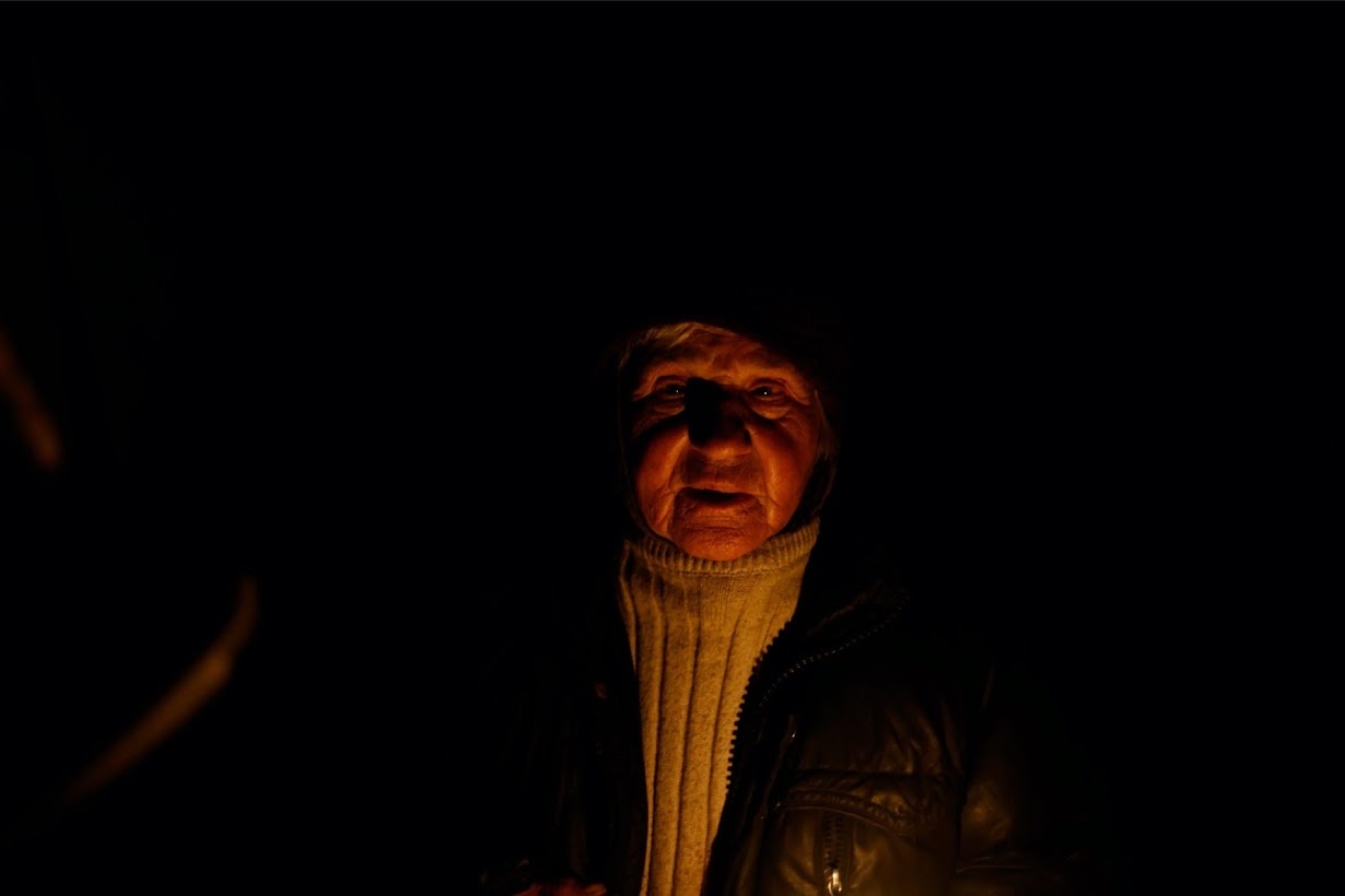 Ba lao Ukraine song sot voi dan ga anh 7