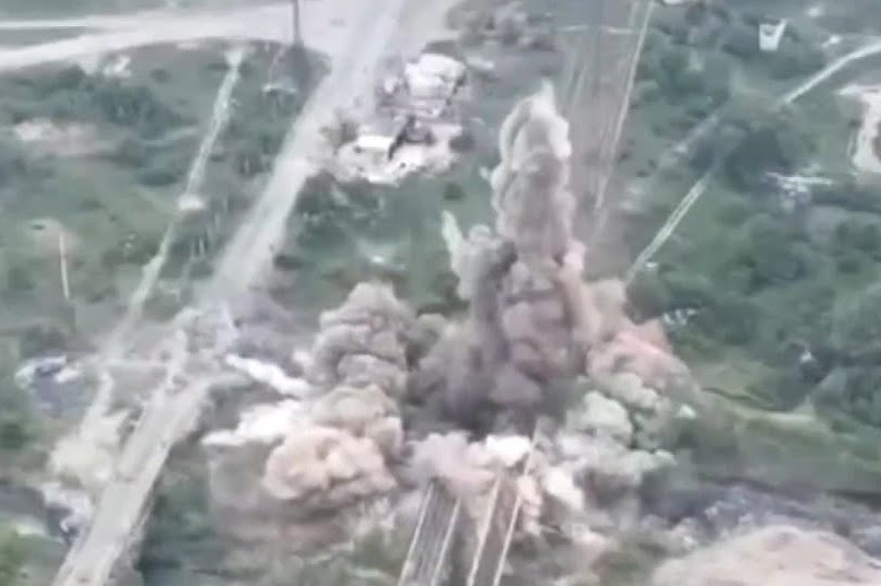 Ukraine tung video pha huy cau o Luhansk hinh anh