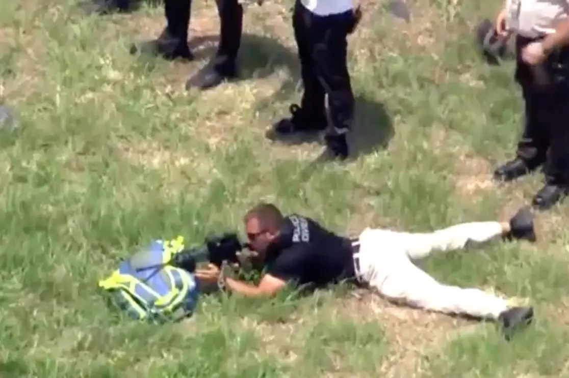 Linh ban tia tham gia giai cuu nan nhan trong ao day ca sau hinh anh