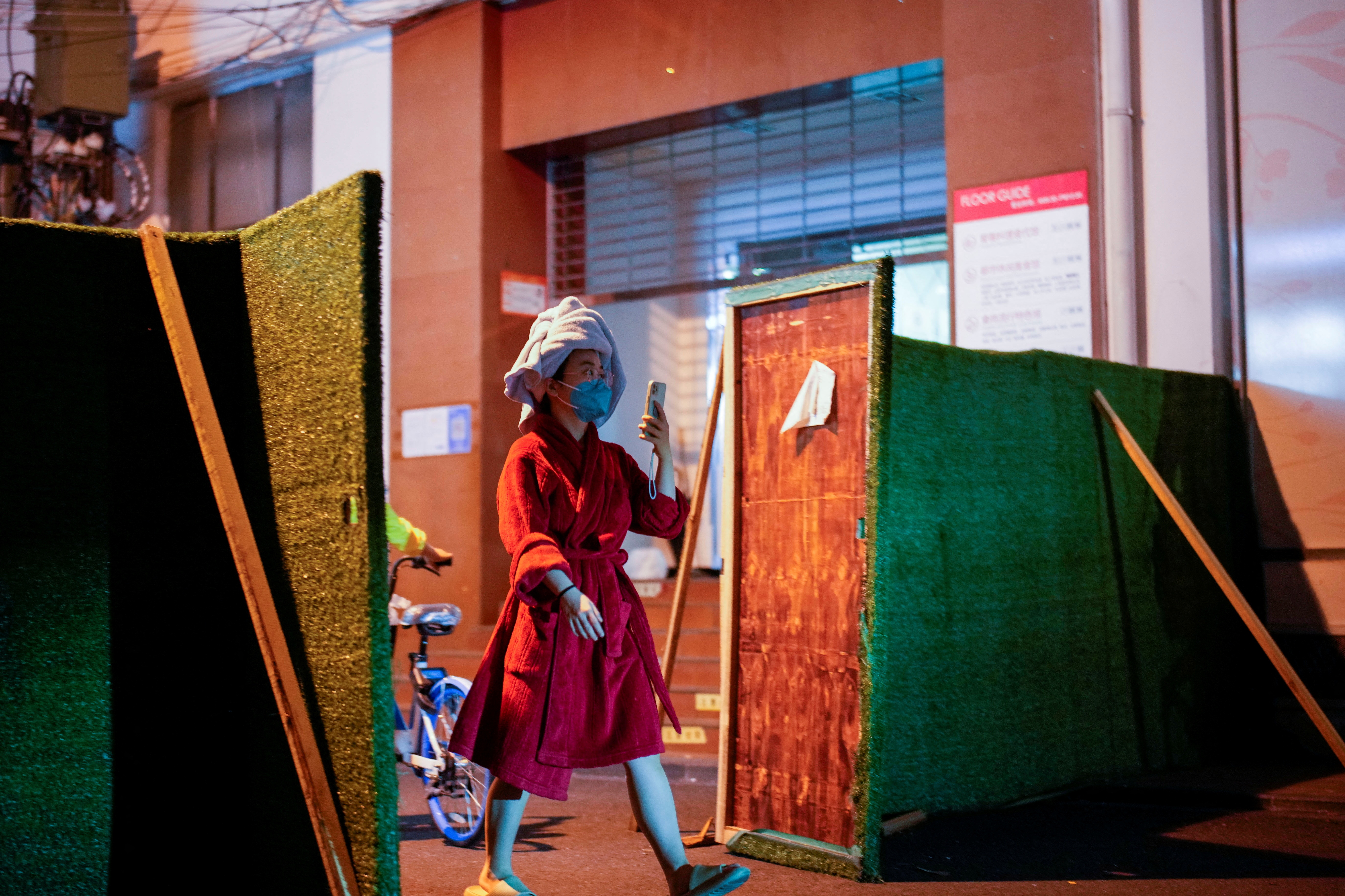 Vua mung vua lo khi Thuong Hai do phong toa hinh anh