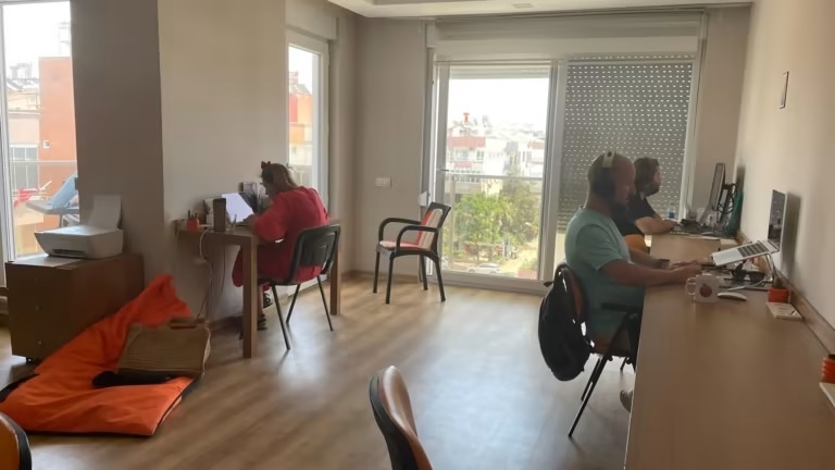 Tho Nhi Ky thu hut nguoi Nga va Ukraine ke tu xung dot anh 2