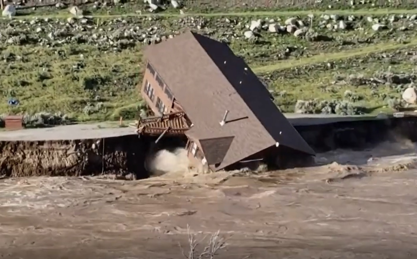 Ngoi nha troi theo dong nuoc lu o My hinh anh