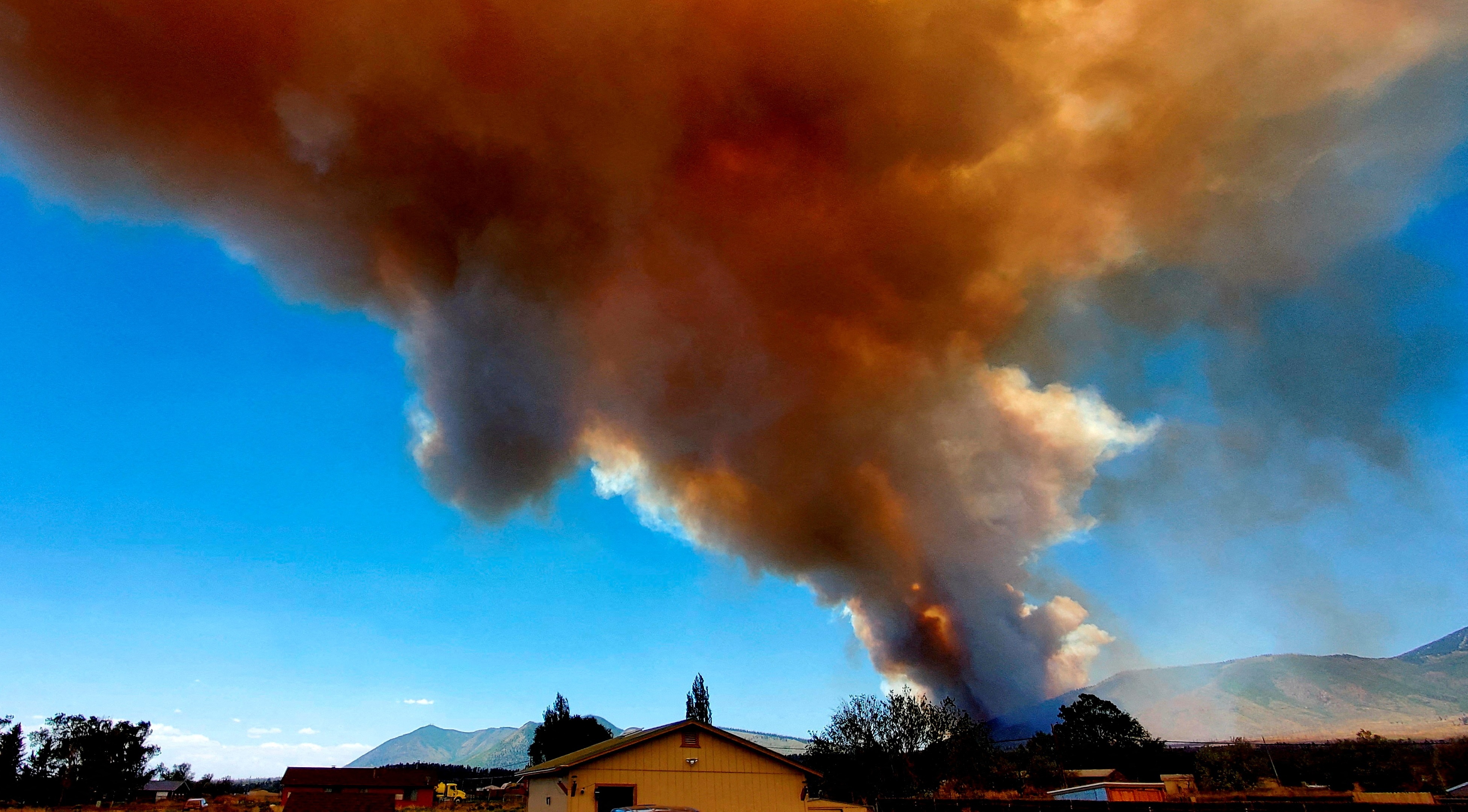 Loc xoay khoi khong lo tu dam chay kinh hoang o My hinh anh