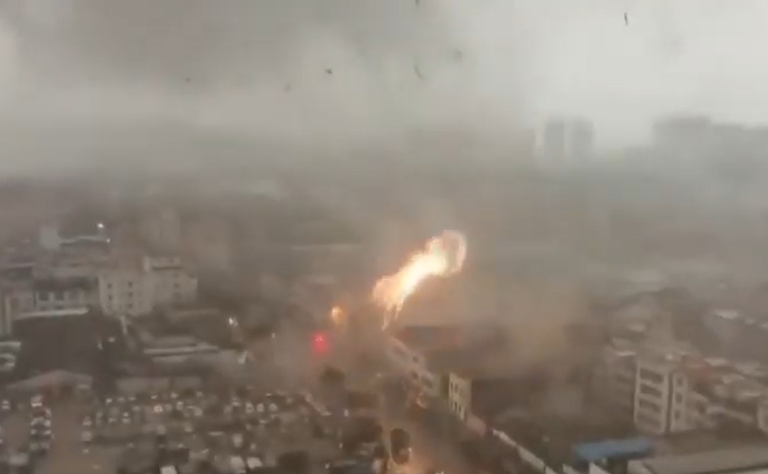 Loc xoay du doi 'phun lua' o Trung Quoc hinh anh