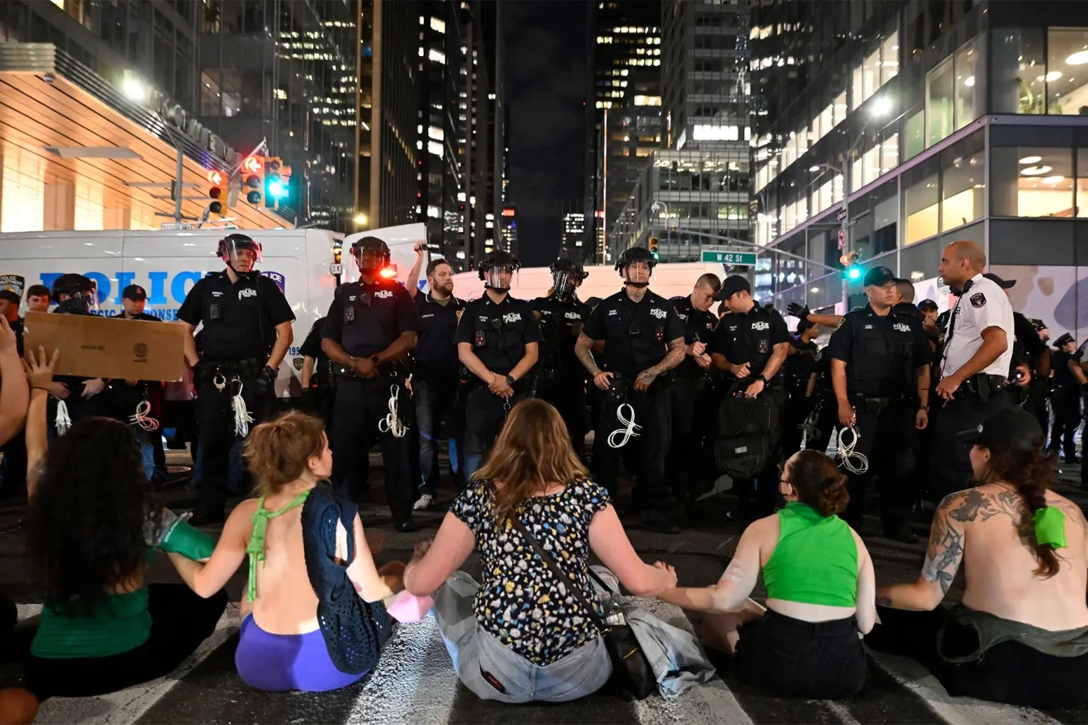 Phu nu New York nguc tran bieu tinh chong luat cam pha thai hinh anh