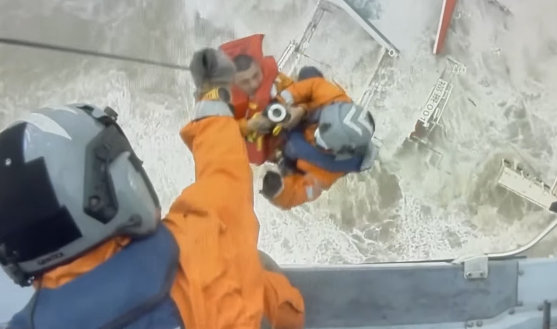 Giai cuu con tau bi song danh gay doi gan Hong Kong giua bao Chaba hinh anh