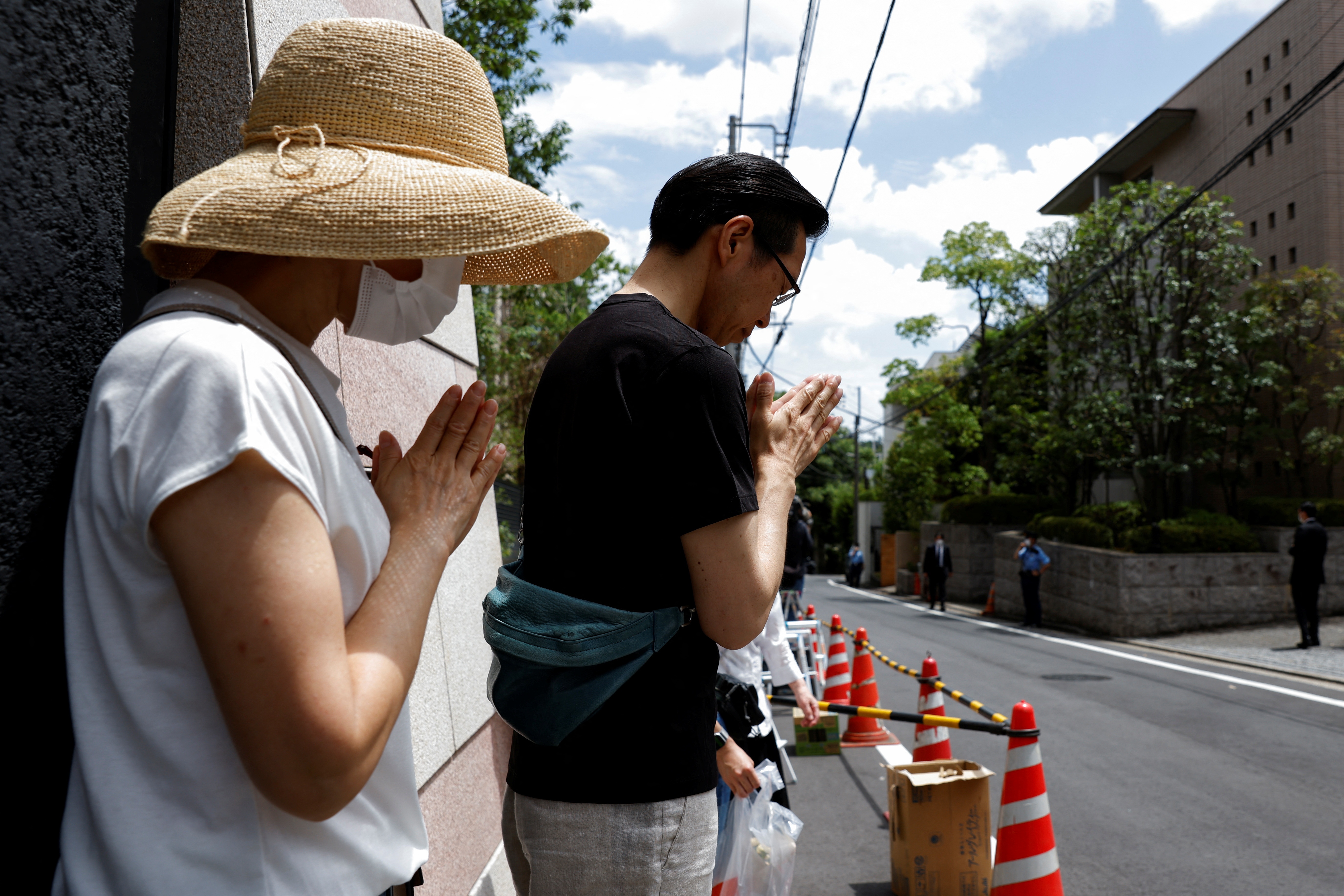 Nguoi dan mang hoa den truoc nha ong Abe hinh anh