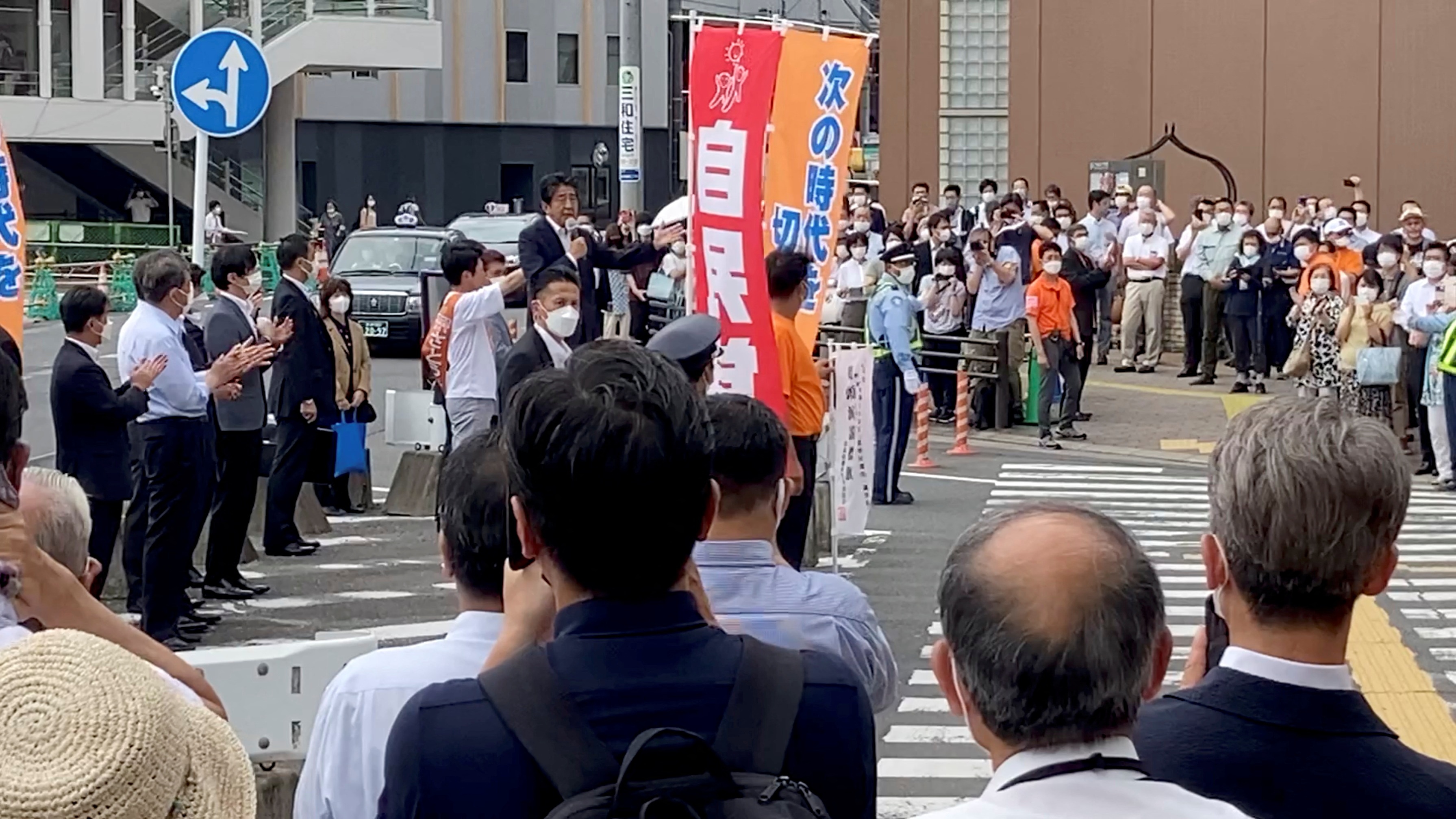 Viec ong Abe van dong bau cu ngoai duong co phai dieu binh thuong? anh 3