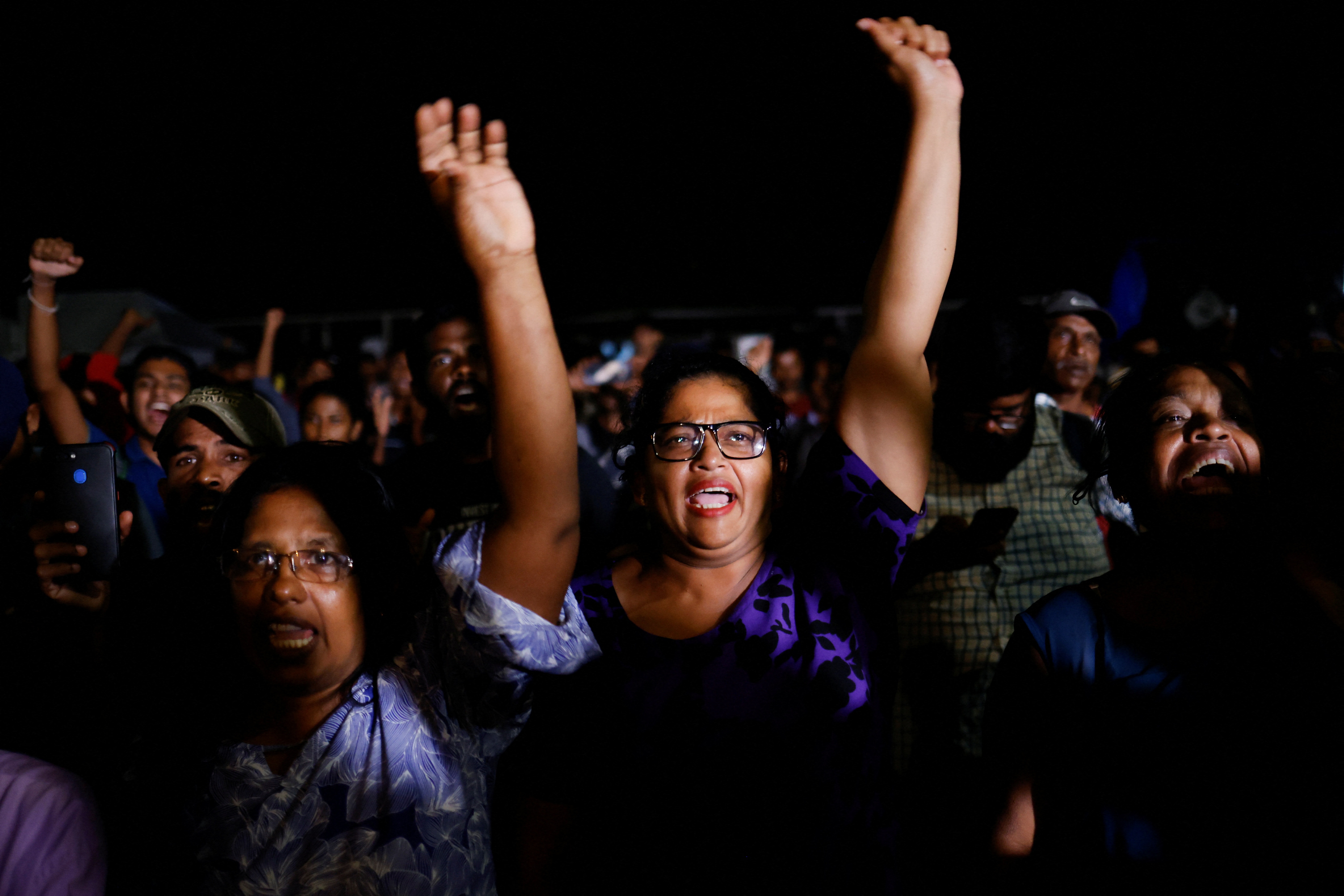 Nguoi bieu tinh nhay mua khi tong thong Sri Lanka tu chuc anh 6