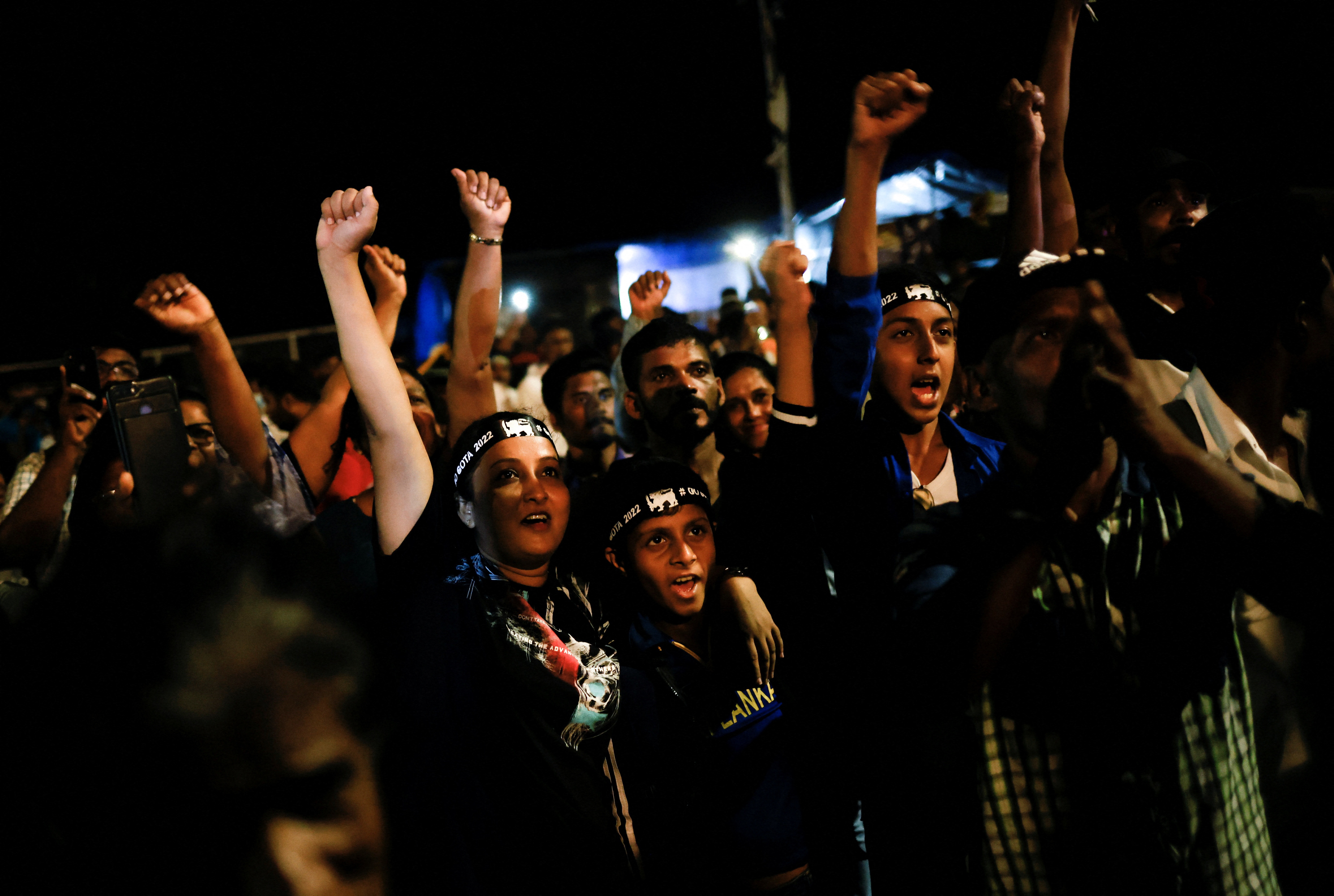 Nguoi bieu tinh nhay mua khi tong thong Sri Lanka tu chuc anh 10