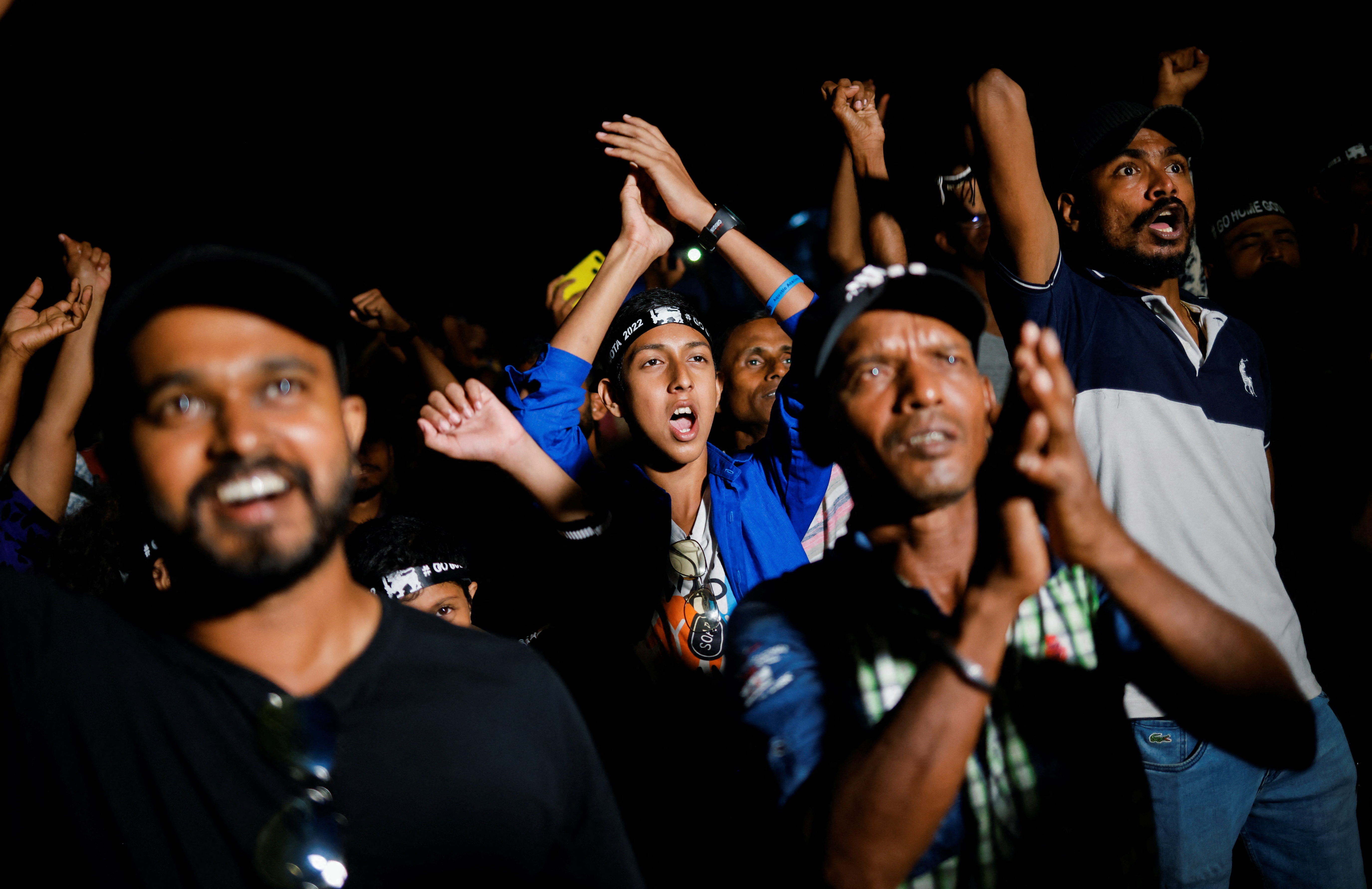 Nguoi bieu tinh nhay mua khi tong thong Sri Lanka tu chuc anh 9