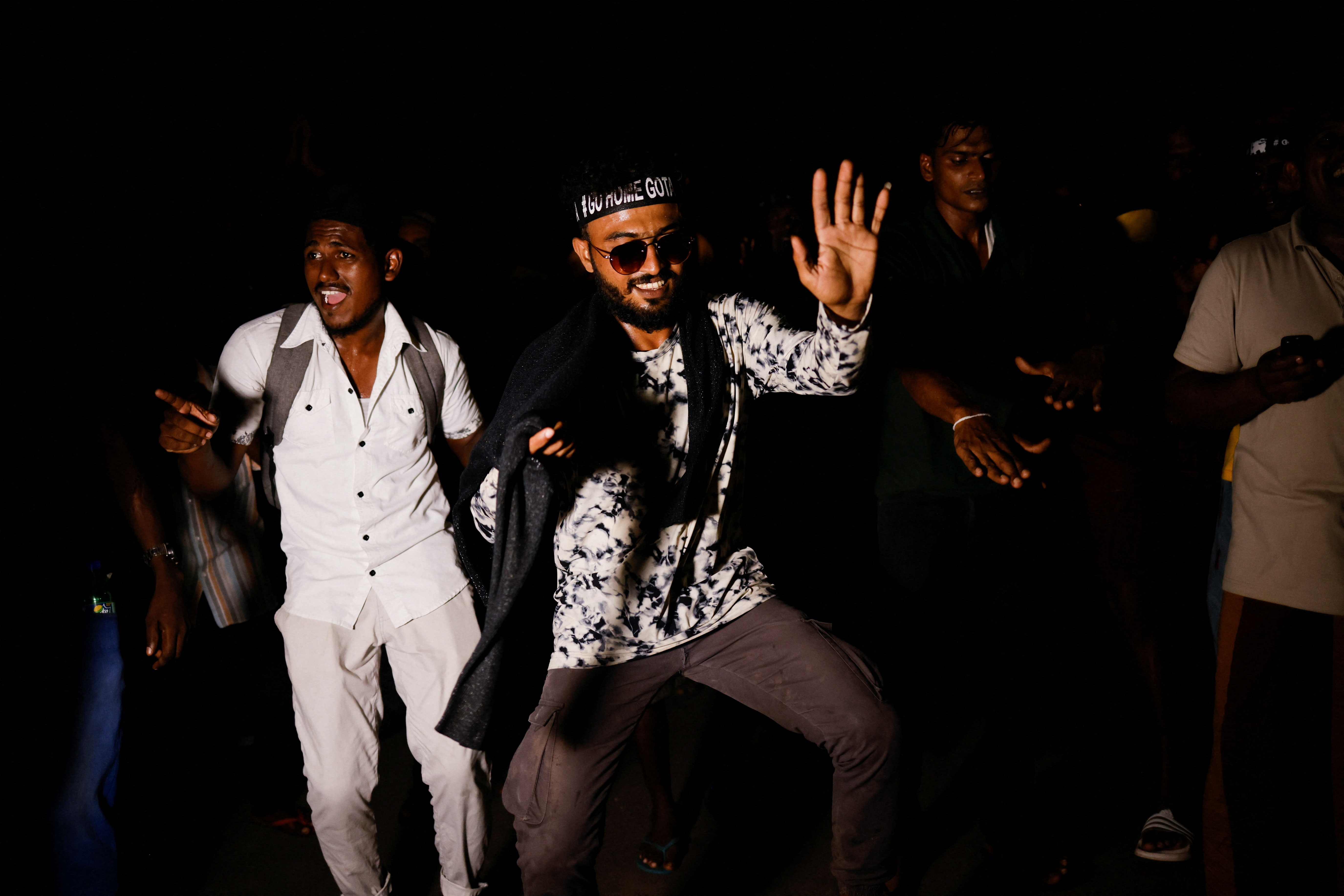 Nguoi bieu tinh nhay mua khi tong thong Sri Lanka tu chuc anh 8