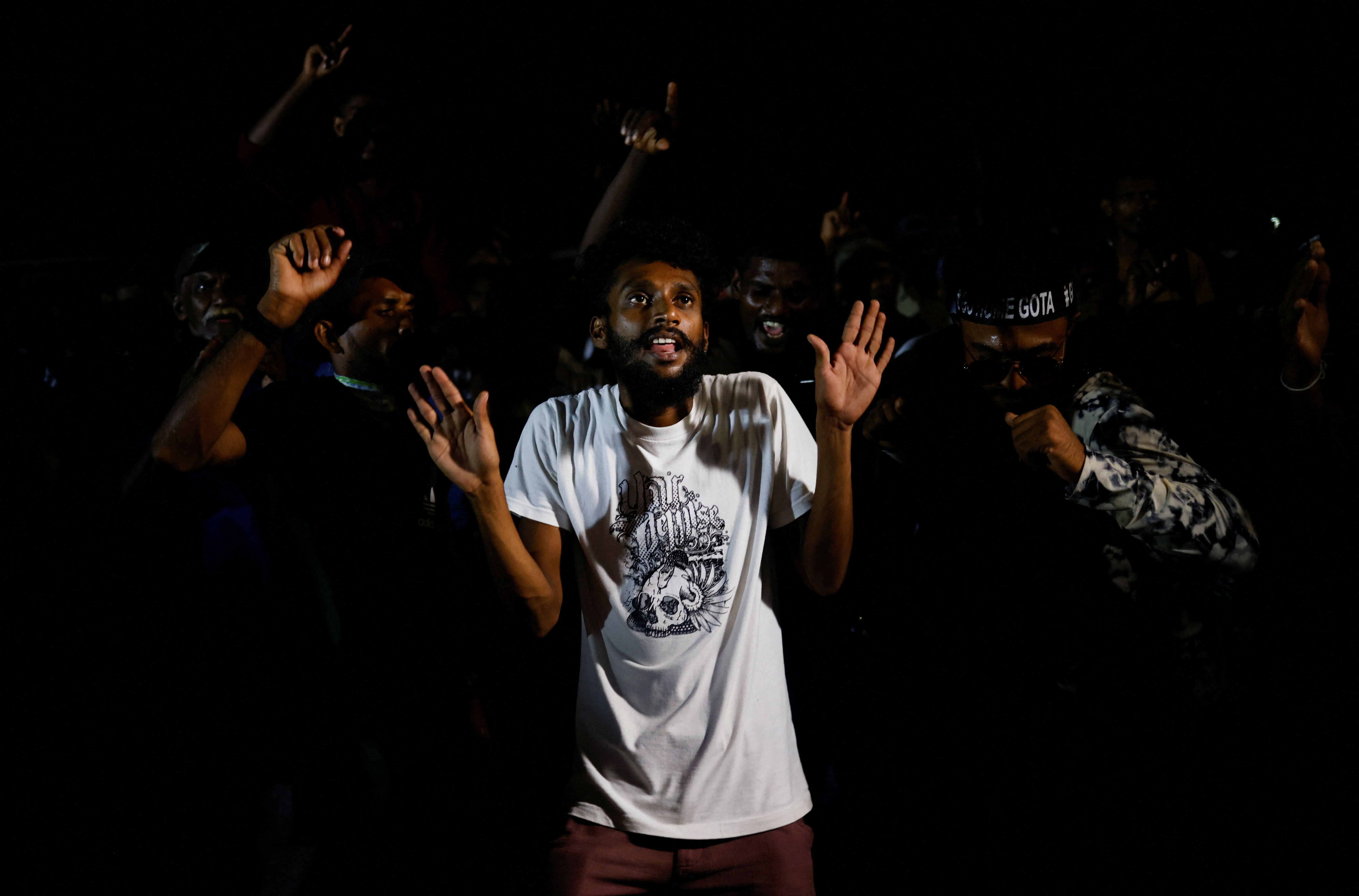 Nguoi bieu tinh nhay mua khi tong thong Sri Lanka tu chuc anh 7